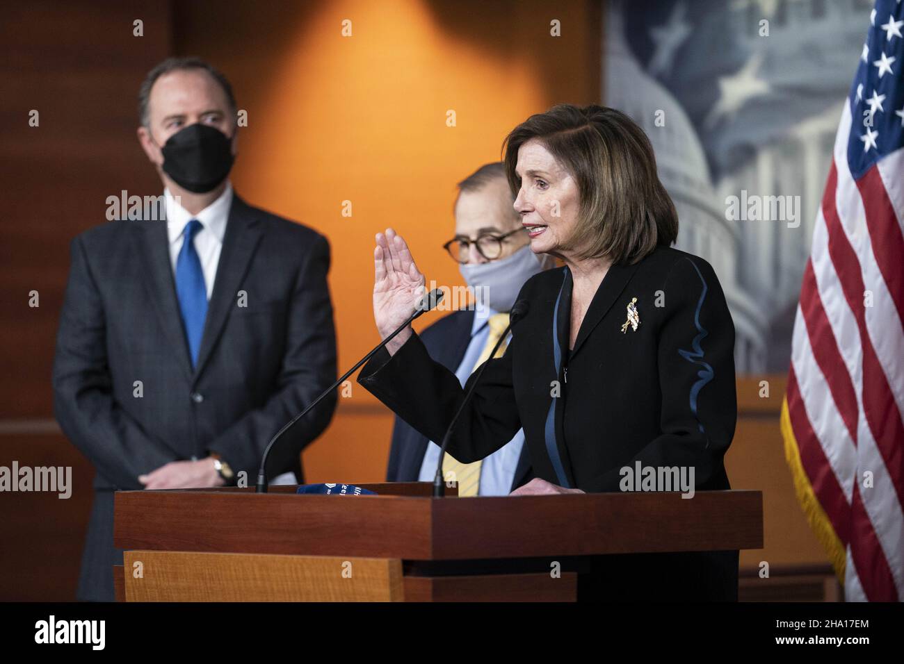 Washington, Usa. 09th Dez 2021. Die Sprecherin des Repräsentantenhauses, Nancy Pelosi, D-CA, spricht am Donnerstag, dem 9. Dezember 2021, während einer Pressekonferenz zum Protecting Our Democracy Act im US-Kapitol in Washington, DC. Das Gesetz ist ein Gesetzespaket, das demokratische Institutionen vor Machtmissbrauch durch zukünftige Präsidenten festmacht. Foto von Sarah Silbiger/UPI Credit: UPI/Alamy Live News Stockfoto