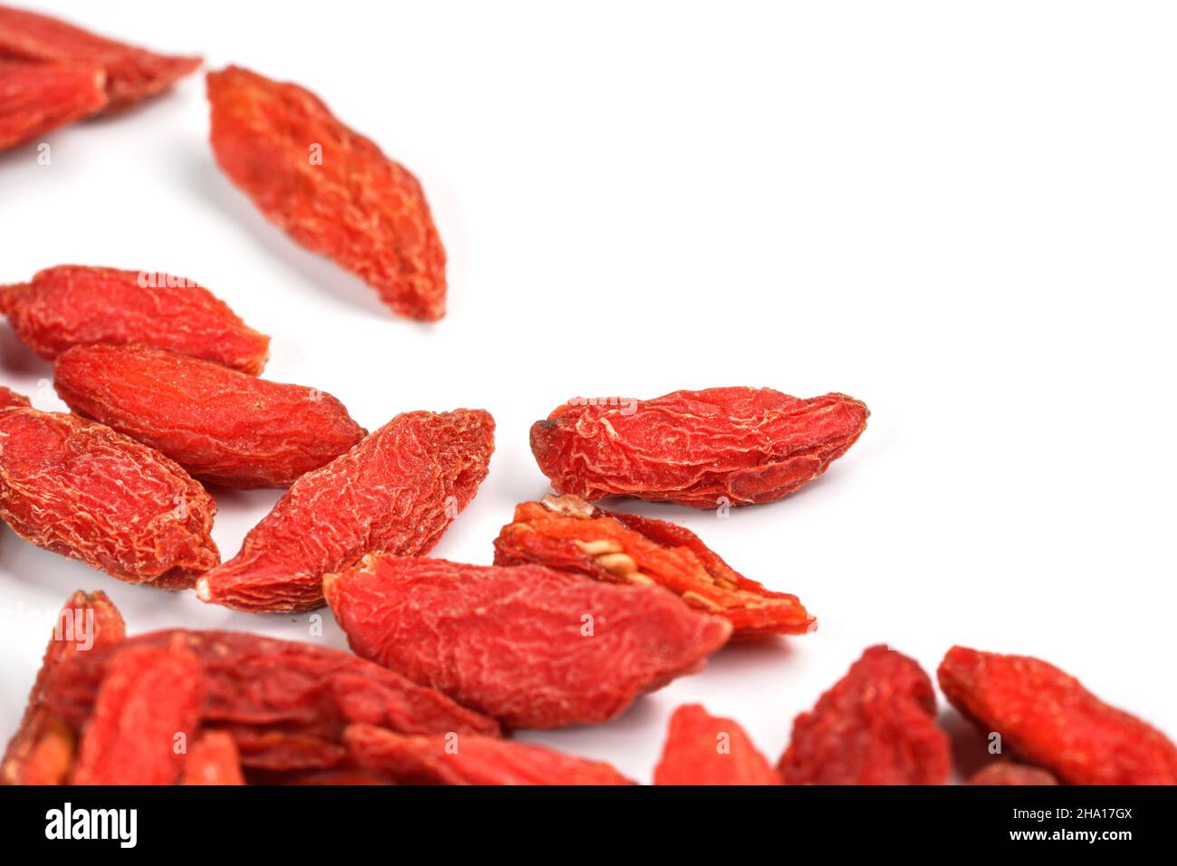 Nahaufnahme von Goji-Beere (Wolfberry - Lycium chinense) getrockneten Früchten isoliert auf weißem Hintergrund, Platz für Text oben rechts Stockfoto