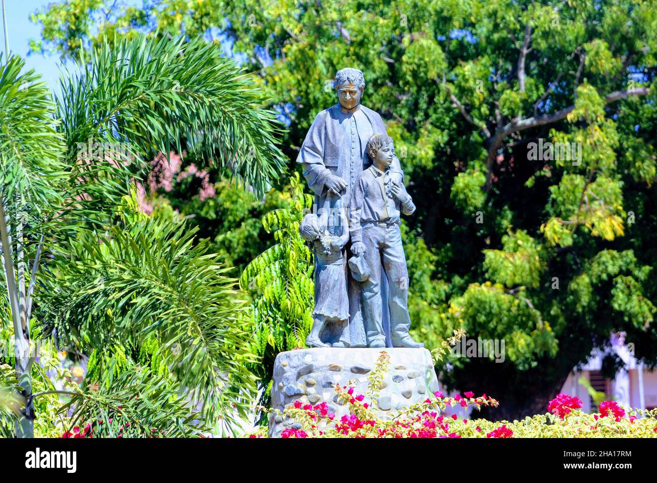 Eine Statue von Don Bosco und Dominic Savio an der Caritas Technical Secondary School in Port Moresby Stockfoto