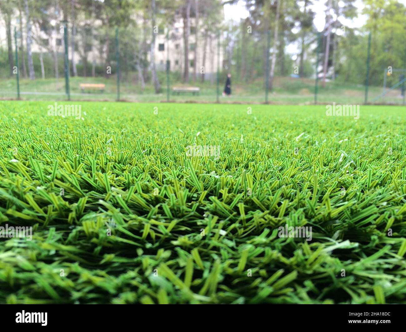 Ein Fußballplatz aus künstlichem Fake-Gras auf einem von vielen Spielfeldern wurde in Stockholm durch Plastikrasen ersetzt Stockfoto