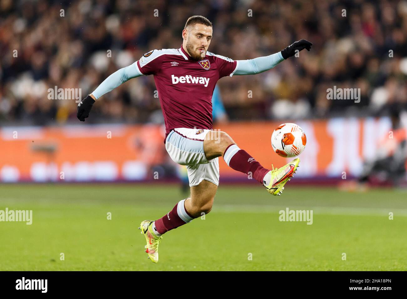 London, Großbritannien. 09th Dez 2021. Nikola Vlasic von West Ham United während des UEFA Europa League Group H-Spiels zwischen West Ham United und Dinamo Zagreb im Londoner Stadion am 9th 2021. Dezember in London, England. (Foto von Daniel Chesterton/phcimages.com) Quelle: PHC Images/Alamy Live News Stockfoto