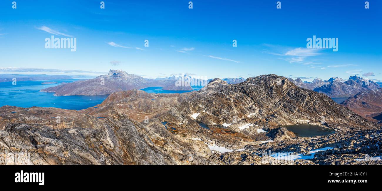 Blick auf den Nuuk Fjord und die umliegenden Berge vom Gipfel des Store Malena Berges, Grönland Stockfoto