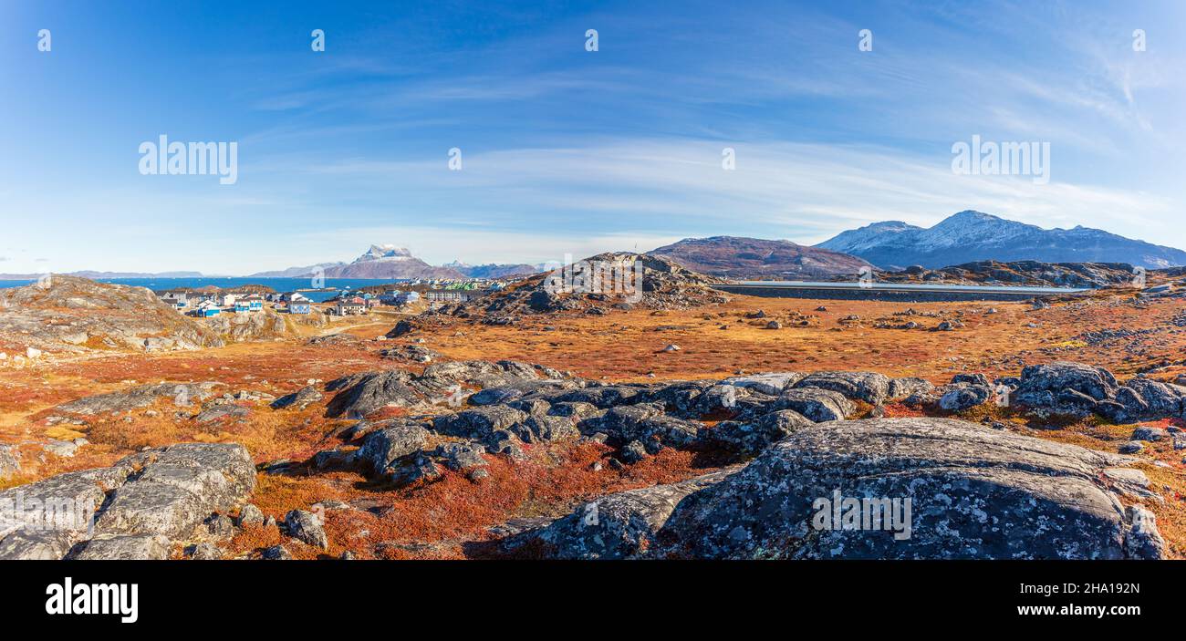 Herbst grönländische Tundra mit orangefarbenem Gras, Steinen, Inuit-Siedlung und Sermitsiaq-Berg im Hintergrund, Nuuk, Grönland Stockfoto