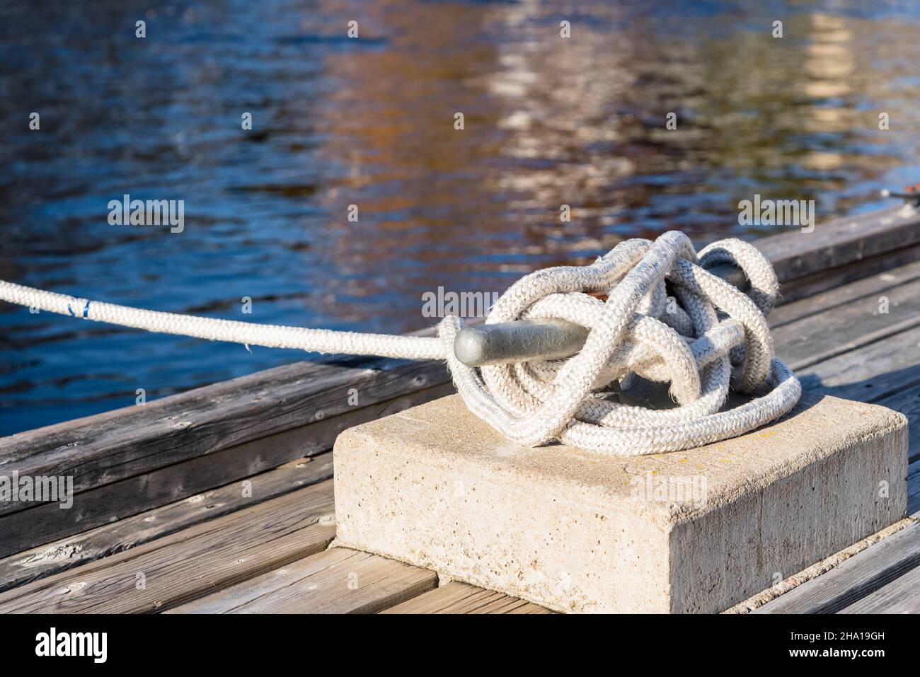 Nahaufnahme eines an einen Strang geknüpften Festzeltes an einem hölzernen Pier an einem sonnigen Herbsttag Stockfoto