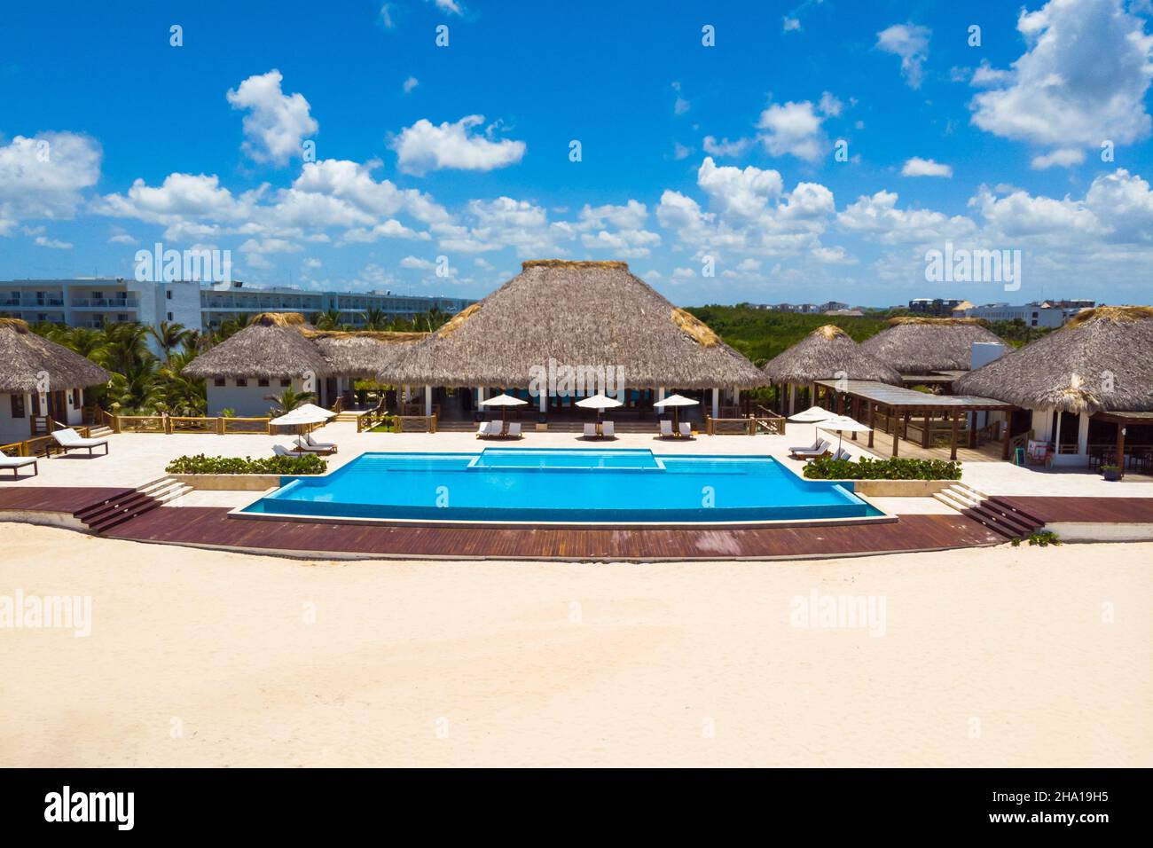 Hotels am Meeresstrand, blauer Meereswasserhorizont am tropischen exotischen Luxusresort. Entspannung Sommerurlaub Urlaub auf der Insel in wilder Landschaft. Hotelanlage, Reisekonzept. Lux Resort Luftbild Stockfoto