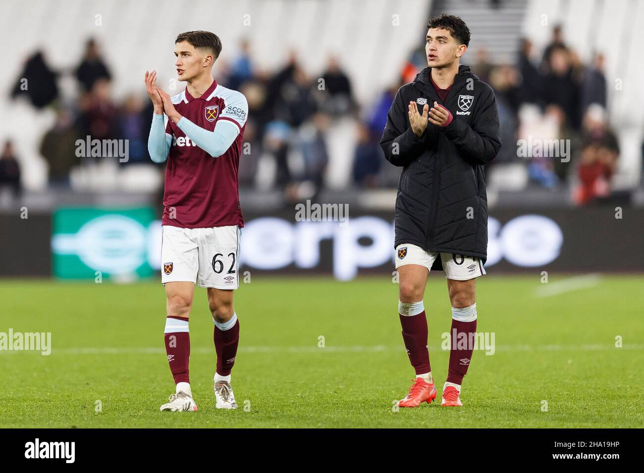 London, Großbritannien. 09th Dez 2021. Freddie Potts von West Ham United und Sonny Perkins von West Ham United applaudieren den Fans nach dem UEFA Europa League Group H Spiel zwischen West Ham United und Dinamo Zagreb am 9th 2021. Dezember im Londoner Stadion in London, England. (Foto von Daniel Chesterton/phcimages.com) Quelle: PHC Images/Alamy Live News Stockfoto