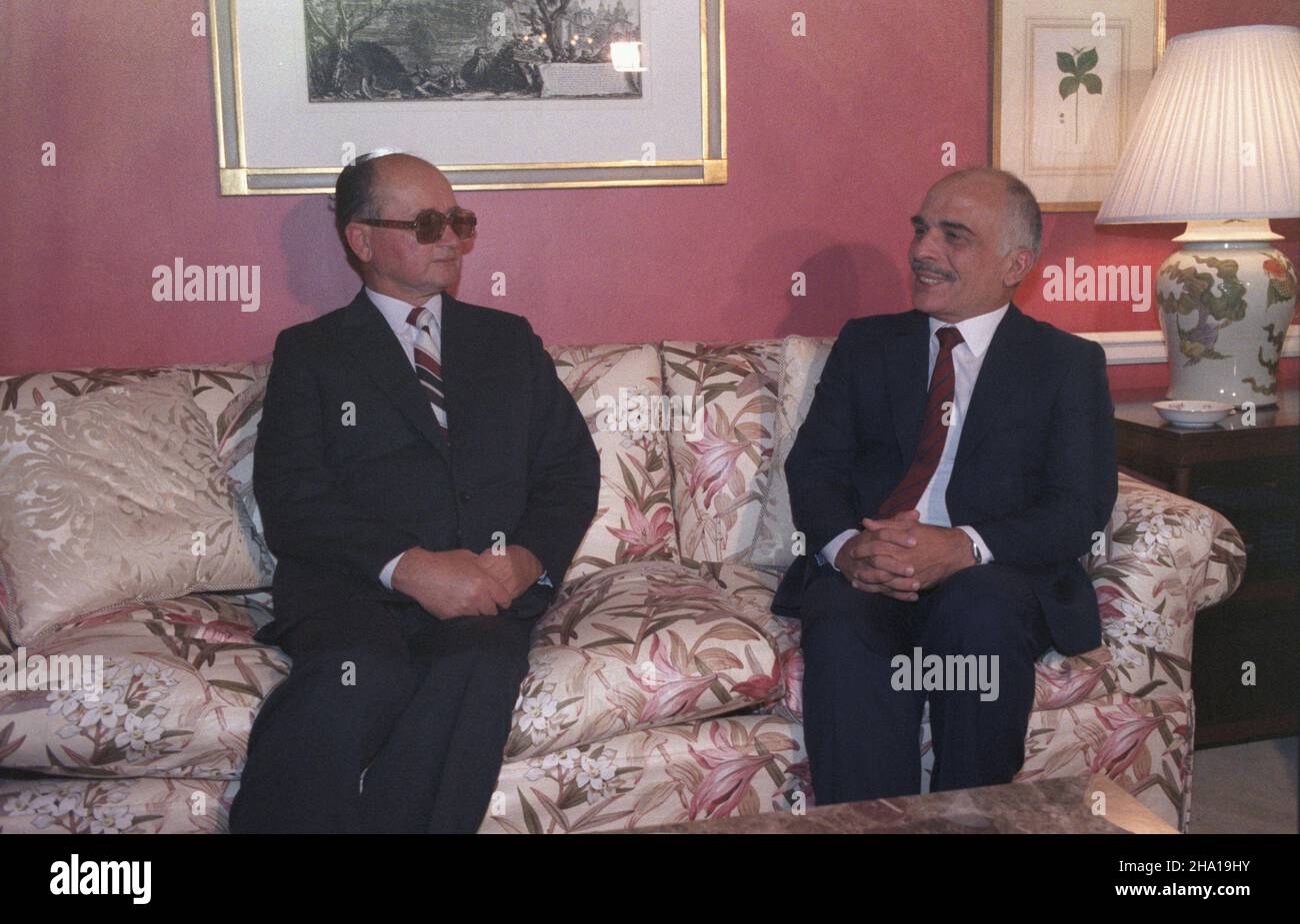 Stany Zjednoczone Ameryki Nowy Jork 26.09.1985. Wizyta premiera i przewodnicz¹cego Rady Pañstwa Polskiej Rzeczypospolitej Ludowej Wojciecha Jaruzelskiego w siedzibie Organizacji Narodów Zjednoczonych (25-27.09.1985). Nz. Wojciech Jaruzelski (L) podczas spotkania z królem Jordanii Husajnem ibn Talalem (P). wb PAP/Jan Morek Die Vereinigten Staaten von Amerika New York 26 September 1985. Der Premierminister und Staatsoberhaupt der Volksrepublik Polen Wojciech Jaruzelski besucht den Sitz der Vereinten Nationen (25.-27. September 1985). Im Bild: Wojciech Jaruzelski (L) Stockfoto