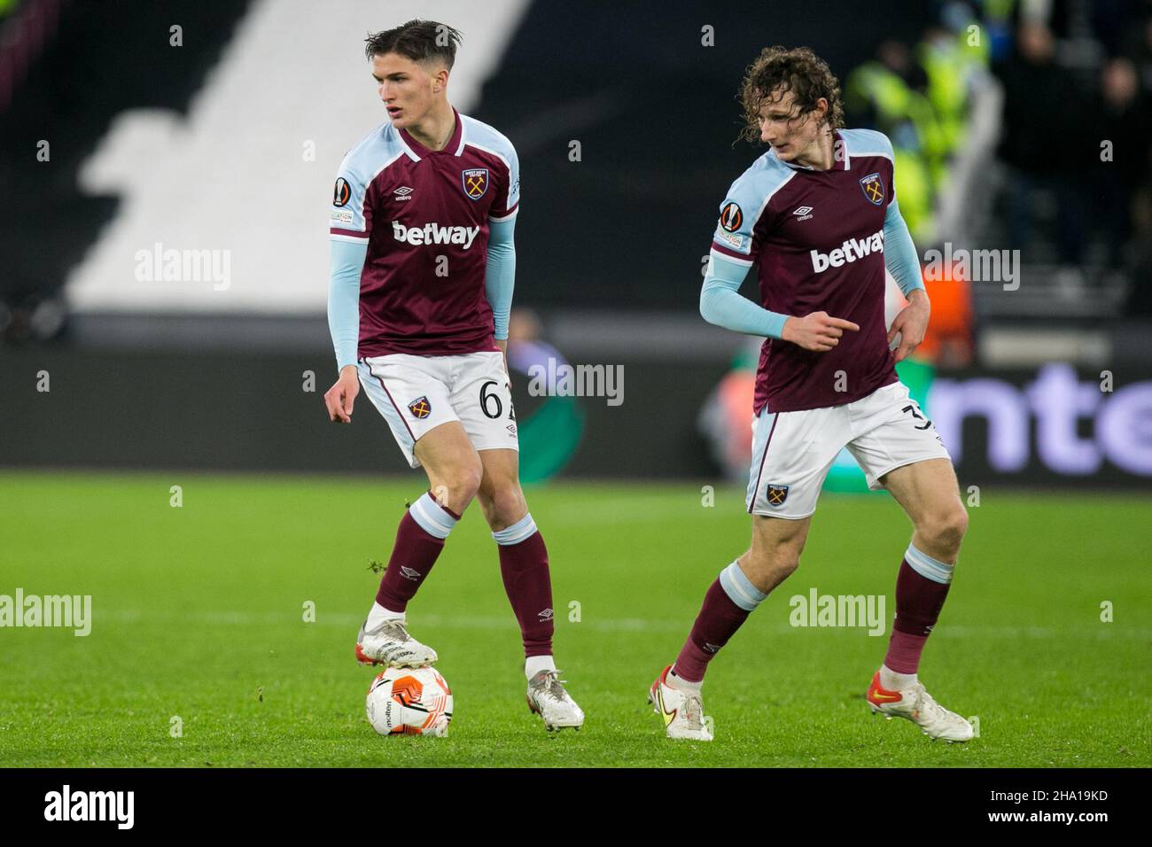 LONDON, GBR. DEZ 9th Potts of West Ham kontrolliert den Ball während des UEFA Europa League-Spiels zwischen West Ham United und Dinamo Zagreb am Donnerstag, den 9th. Dezember 2021 im London Stadium, Stratford. (Kredit: Federico Maranesi | MI Nachrichten) Kredit: MI Nachrichten & Sport /Alamy Live Nachrichten Stockfoto