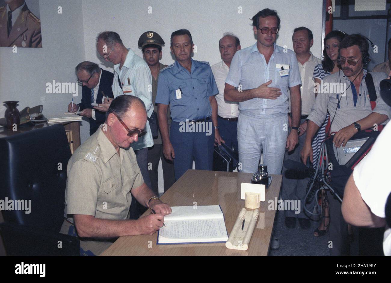 Kuba Hawana 24.09.1985. Wizyta premiera i przewodnicz¹cego Rady Pañstwa Polskiej Rzeczypospolitej Ludowej gen. Wojciecha Jaruzelskiego na Kubie (20-24.09.1985). Nz. Wojciech Jaruzelski wpisuje siê do ksiêgi pami¹tkowej w Wy¿szej Szkole Wojsk Chemicznych im. Karola Rolow-Mia³owskiego. wb PAP/Jan Morek Kuba Havanna 24. September 1985. Der Premierminister und Staatsoberhaupt der Volksrepublik Polen Wojciech Jaruzelski besucht Kuba (20.-24. September 1985). Im Bild: Wojciech Jaruzelski signiert ein Gästebuch an der Karol Rolow-Mialowski Army Chemical School. wb Stockfoto