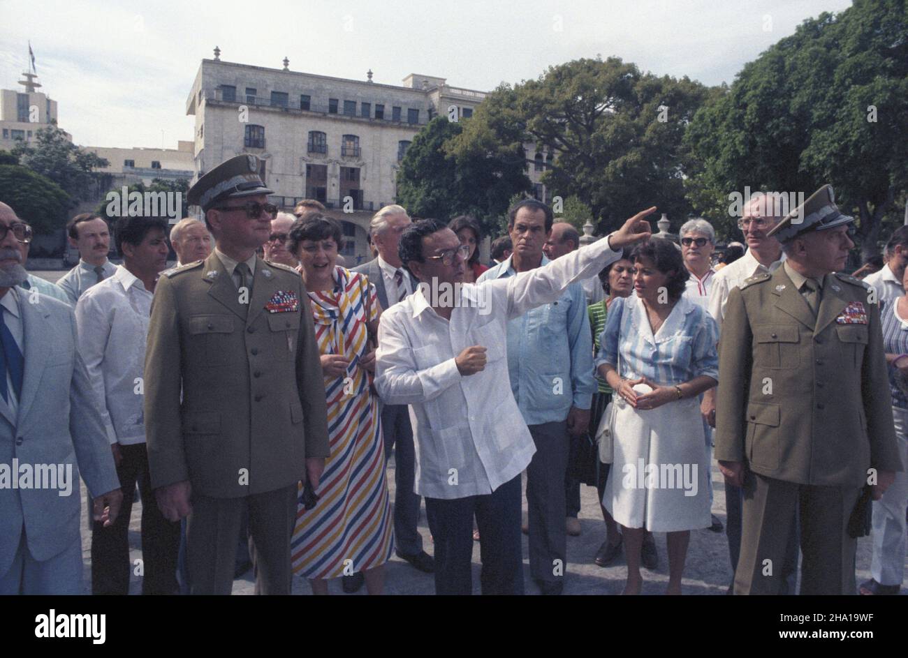 Kuba Hawana 22.09.1985. Wizyta premiera i przewodnicz¹cego Rady Pañstwa Polskiej Rzeczypospolitej Ludowej gen. Wojciecha Jaruzelskiego na Kubie (20-24.09.1985). Nz. Wojciech Jaruzelski zwiedza miasta. Z prawej SZEF Urzêdu Rady Ministrów gen. Micha³ Janiszewski. wb PAP/Jan Morek Kuba Havanna 22. September 1985. Der Premierminister und Staatsoberhaupt der Volksrepublik Polen Wojciech Jaruzelski besucht Kuba (20.-24. September 1985). Im Bild: Wojciech Jaruzelski führt durch die Stadt. Auf der rechten Spitze des Büros des Ministerrats General Michal Janiszewski Stockfoto