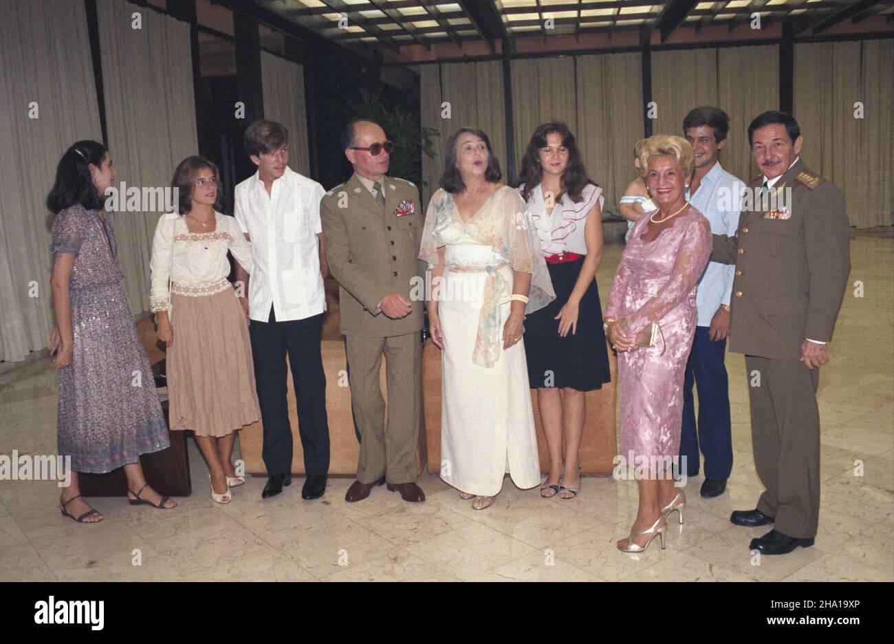 Kuba Hawana 21.09.1985. Wizyta premiera i przewodnicz¹cego Rady Pañstwa Polskiej Rzeczypospolitej Ludowej gen. Wojciecha Jaruzelskiego na Kubie (20-24.09.1985). NZ. m.in. Wojciech Jaruzelski (4L), ¿ona Raula Castro Vilma Espin, dzia³aczka pañstwowa, rewolucjonistka, przewodnicz¹ca Kubañskiej Federacji Kobiet (5L), ¿ona Barbara (2P), II sekretarz Komitetu Centralnego Komunistycznej Partii Kuby Raul Castro (P) podczas spotkania z pracownikami Pambasady PRL Kuba Havanna 21. September 1985. Premierminister und Vorsitzender des Staatsrats der Volksrepublik Polen W Stockfoto