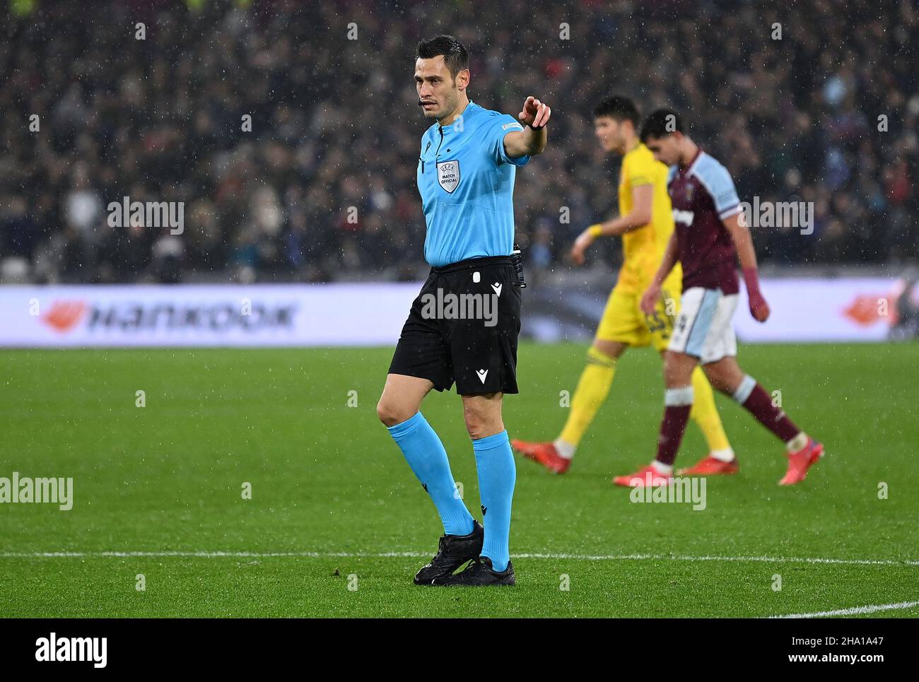 London, Großbritannien. 9th Dez 2021. Maurizio Mariani (Schiedsrichter) während des Spiels West Ham gegen GNK Dinamo Zagreb UEFA Europa League, Gruppe H im London Stadium Stratford. Quelle: MARTIN DALTON/Alamy Live News Stockfoto