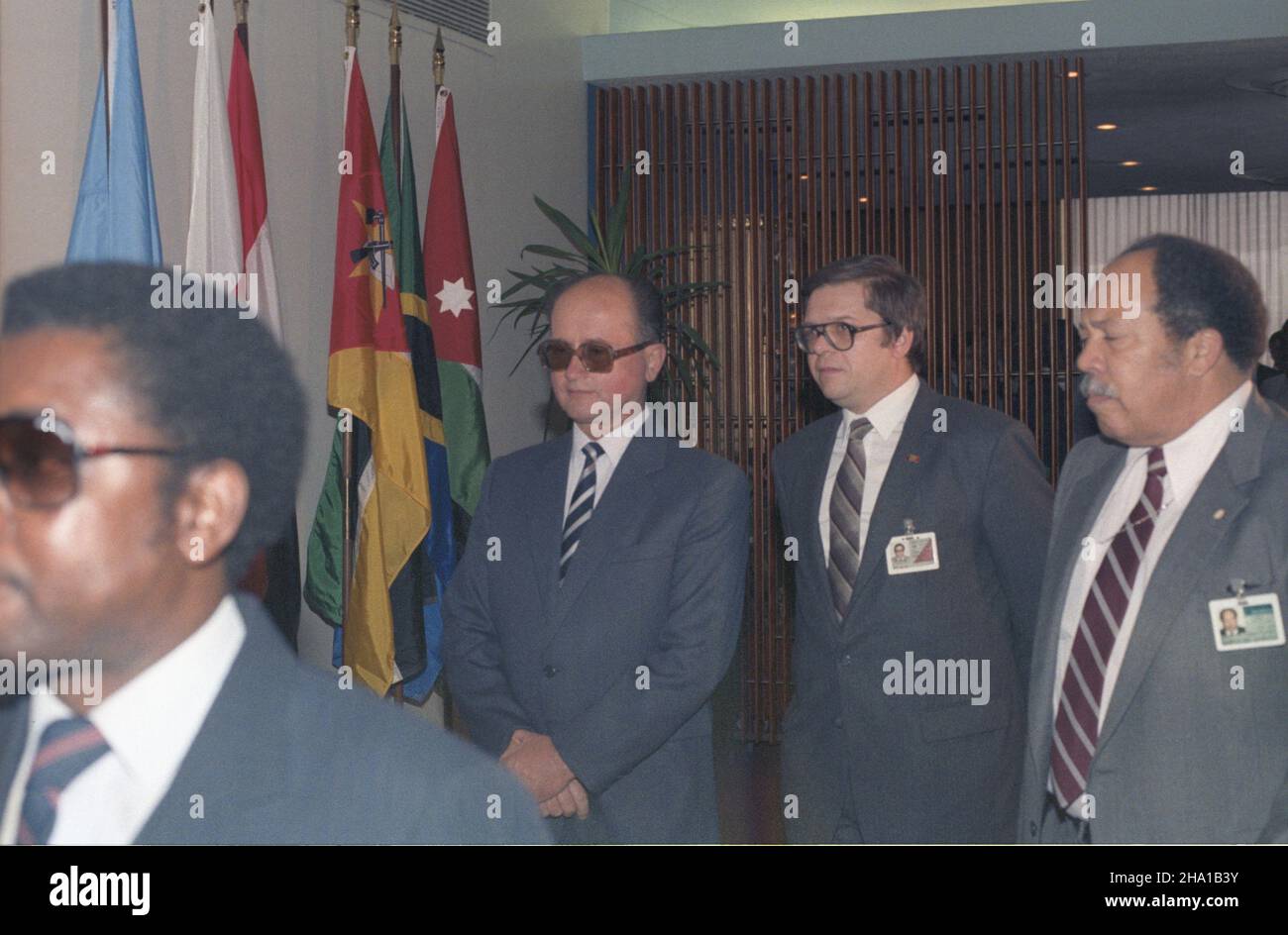 Stany Zjednoczone Ameryki Nowy Jork 09,1985. Wizyta premiera i przewodnicz¹cego Rady Pañstwa Polskiej Rzeczypospolitej Ludowej Wojciecha Jaruzelskiego (2L) w siedzibie Organizacji Narodów Zjednoczonych (25-27.09.1985). wb PAP/Jan Morek Dok³adny dzieñ wydarzenia nieustalony. Die Vereinigten Staaten von Amerika New York September 1985. Premierminister und Leiter des Staatsrats der Volksrepublik Polen Wojciech Jaruzelski (2L) besucht den Sitz der Vereinten Nationen (25.-27. September 1985). wb PAP/Jan Morek Veranstaltungstag unbekannt Stockfoto