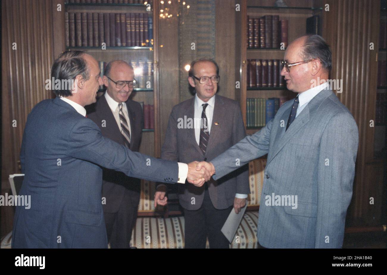 Stany Zjednoczone Ameryki Nowy Jork 25.09.1985. Wizyta premiera i przewodnicz¹cego Rady Pañstwa Polskiej Rzeczypospolitej Ludowej Wojciecha Jaruzelskiego w siedzibie Organizacji Narodów Zjednoczonych (25-27.09.1985). NZ. m.in. Wojciech Jaruzelski (1P), Przewodnicz¹cy Komitetu Obrony przy Prezesie Rady Ministrów Wies³aw Górnicki (2P) podczas spotkania z dziennikarzami New York Times. wb PAP/Jan Morek Die Vereinigten Staaten von Amerika New York 25 September 1985. Der Premierminister und Staatschef der Volksrepublik Polen Wojciech Jaruzelski besucht den Sitz der Volksrepublik Polen Stockfoto