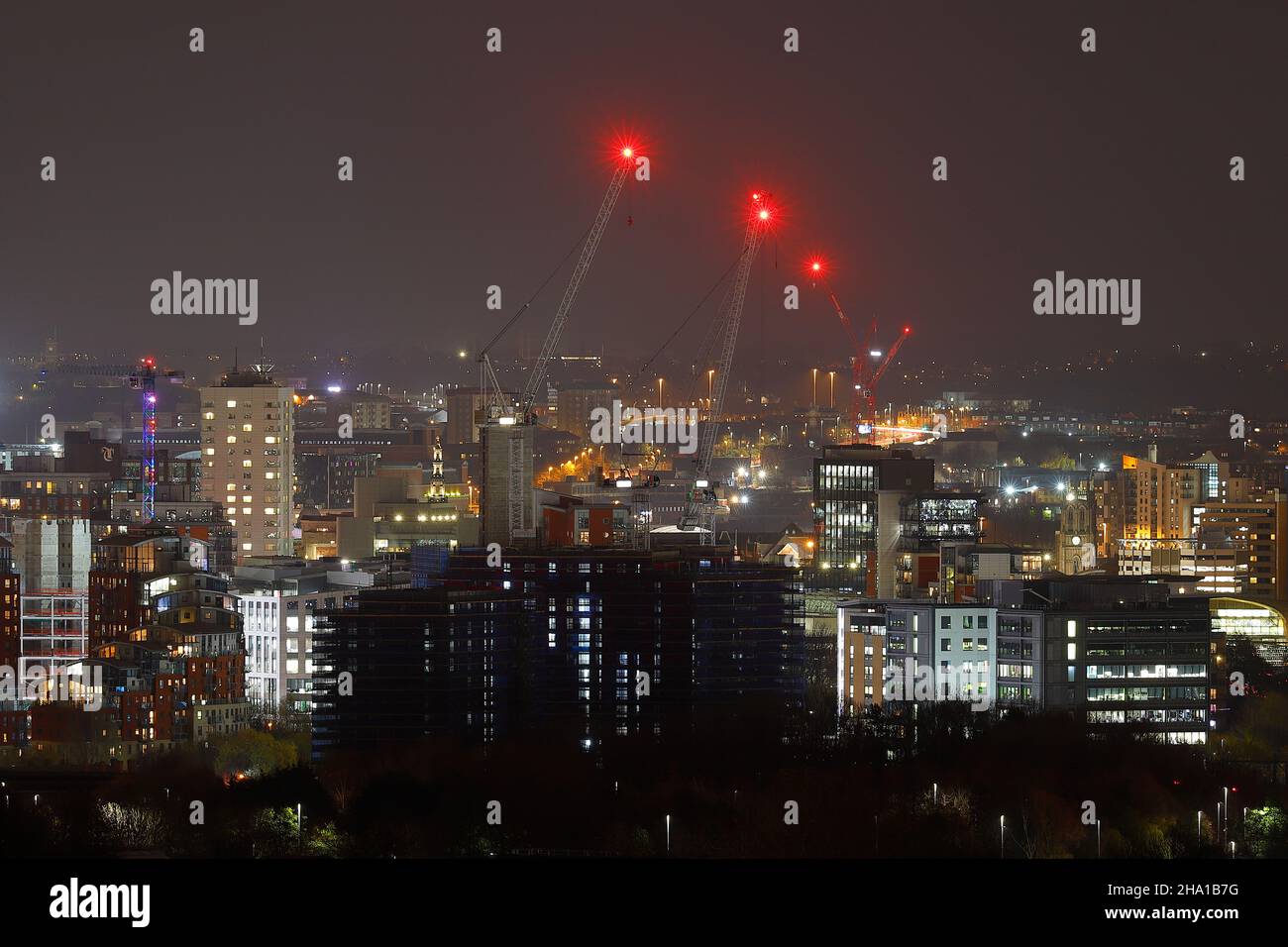 Turmkräne beim Bau der Junction Apartments im Stadtzentrum von Leeds Stockfoto