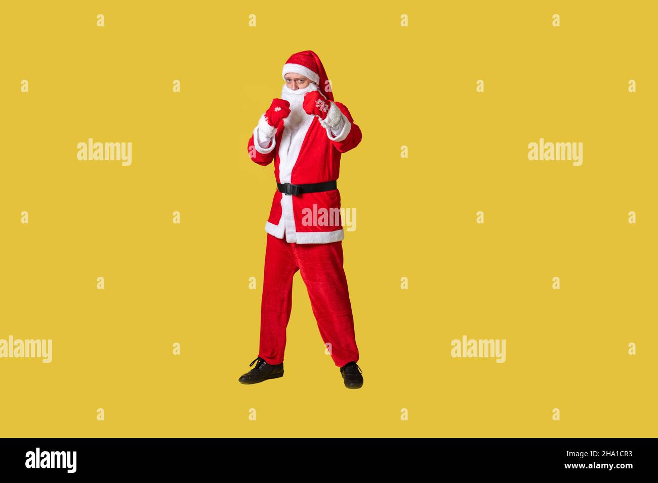 weihnachtsmann gelb funky großen, dicken Urlaub weihnachtsmann im Alter, dezember Menschen. Hut fröhlich, feiern in Boxhandschuhen Stockfoto