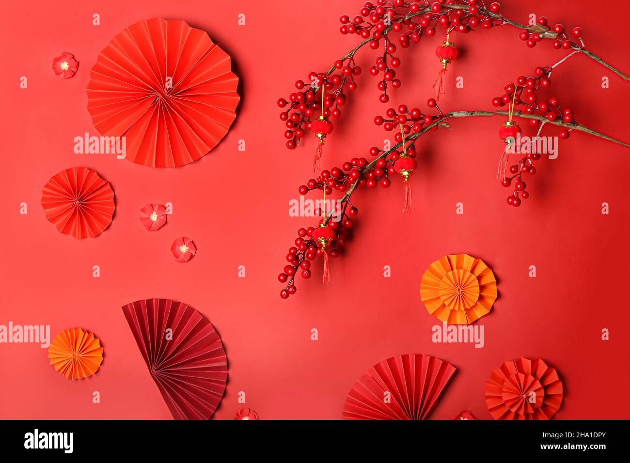 Schöne chinesische Komposition auf rotem Hintergrund Stockfoto