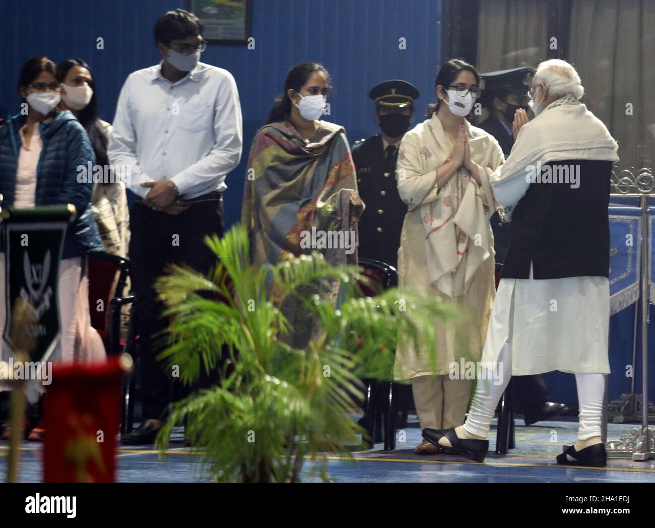 Neu-Delhi, Indien. 09th Dez 2021. Der indische Premierminister Narendra Modi (R) begrüßte die Töchter des verstorbenen Generals des Verteidigungsstabs (CDS), Bipin Rawat, seiner Frau Madhulika Rawat, die vor einem Tag bei einem militärischen Hubschrauberabsturz der indischen Luftwaffe (IAF) Mi-17V5 im Gebiet Coonoor, Tamil Nadu, ihr Leben verloren hat, Während einer Ehrung auf der Palam Air Base Station in Neu Delhi. (Foto von Naveen Sharma/SOPA Images/Sipa USA) Quelle: SIPA USA/Alamy Live News Stockfoto