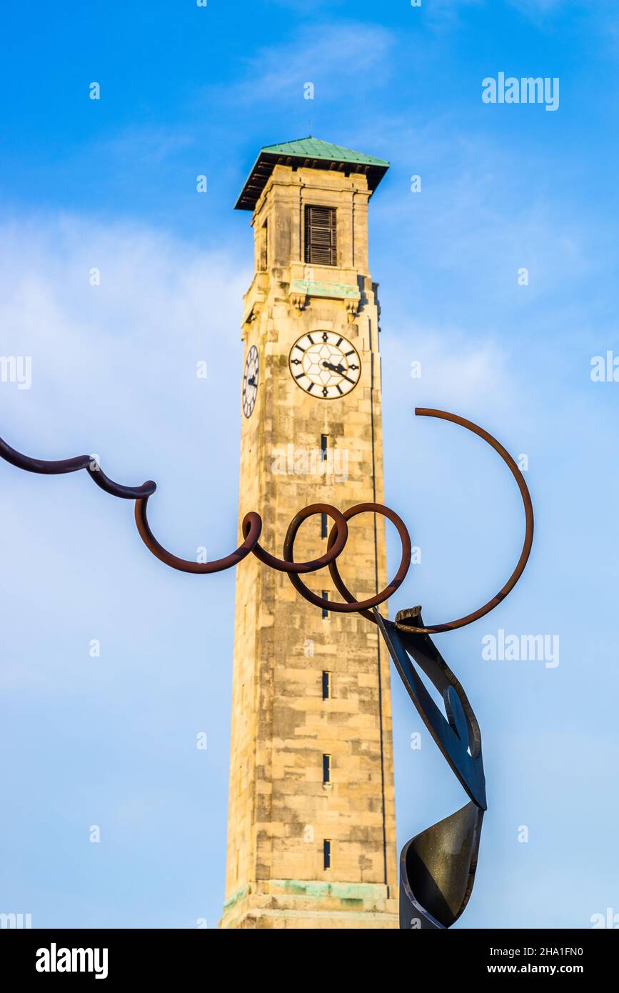 Danny Lane moderne Kunstskulptur an der Havelock Road mit dem Civic Center Clock Tower im Hintergrund, Southampton, Hampshire, England, Großbritannien Stockfoto