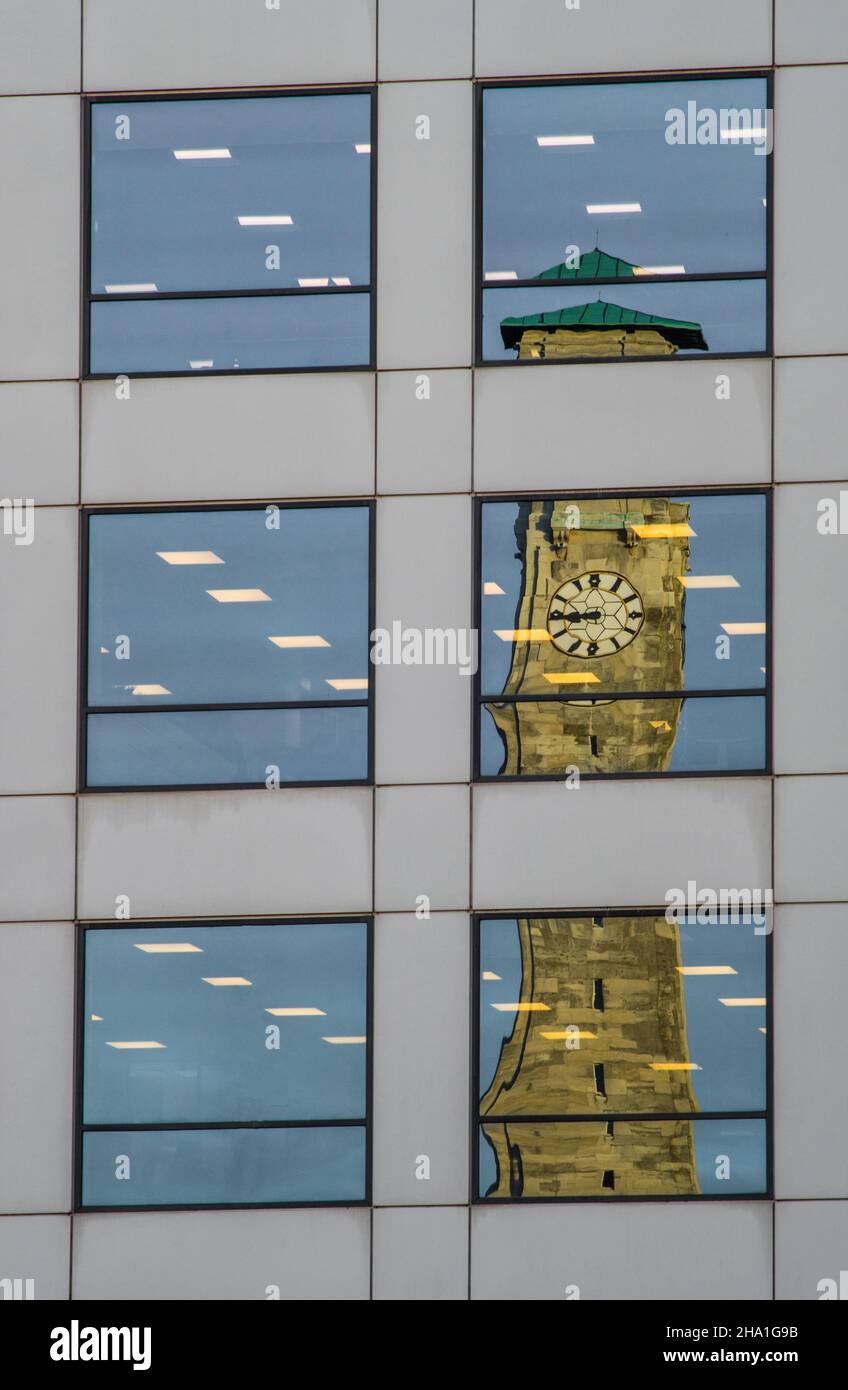 Spiegelung des Civic Center Clock Tower in den Fenstern eines Bürogebäudes im Stadtzentrum von Southampton, Hampshire, England, Großbritannien Stockfoto