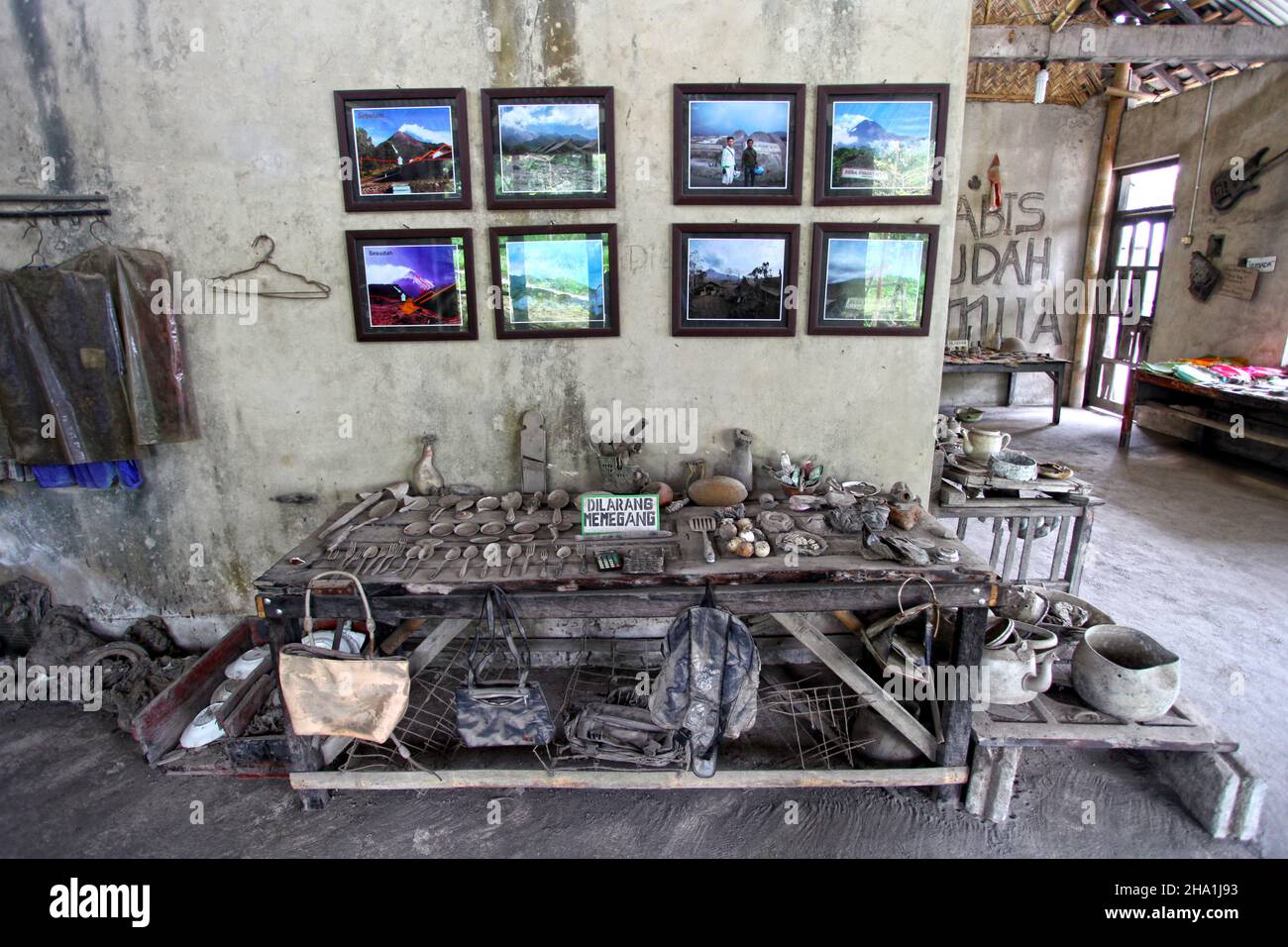 Das Museum Mini Sisa Hartaku an den Hängen des Mount Merapi in der Nähe von Yogyakarta, Indonesien, beherbergt Gegenstände, die durch vergangene Vulkanausbrüche beschädigt wurden. Stockfoto