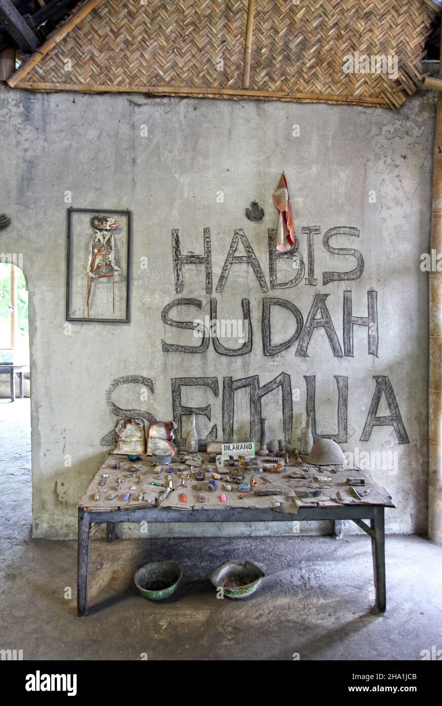 Das Museum Mini Sisa Hartaku an den Hängen des Mount Merapi in der Nähe von Yogyakarta, Indonesien, beherbergt Gegenstände, die durch vergangene Vulkanausbrüche beschädigt wurden. Stockfoto