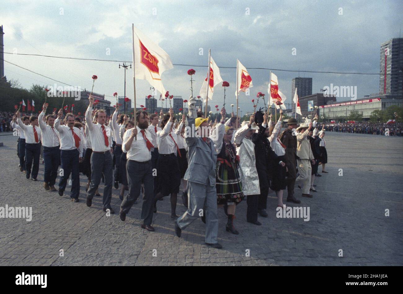 Warszawa 09.05.1985. Obchody 40. Rocznicy zakoñczenia II wojny œwiatowej na placu Defilad. NZ. Delegacja ze Zwi¹zku Socjalistycznej M³odzie¿y Polskiej. ka PAP/Tadeusz ZagoŸdziñski Warschau, 9. Mai 1985. Die Feierlichkeiten zum 40th. Jahrestag des Endes des Zweiten Weltkriegs auf dem Defilad-Platz. Im Bild: Eine Delegation der Polnischen Sozialistischen Jugendunion. ka PAP/Tadeusz Zagozdzinski Stockfoto