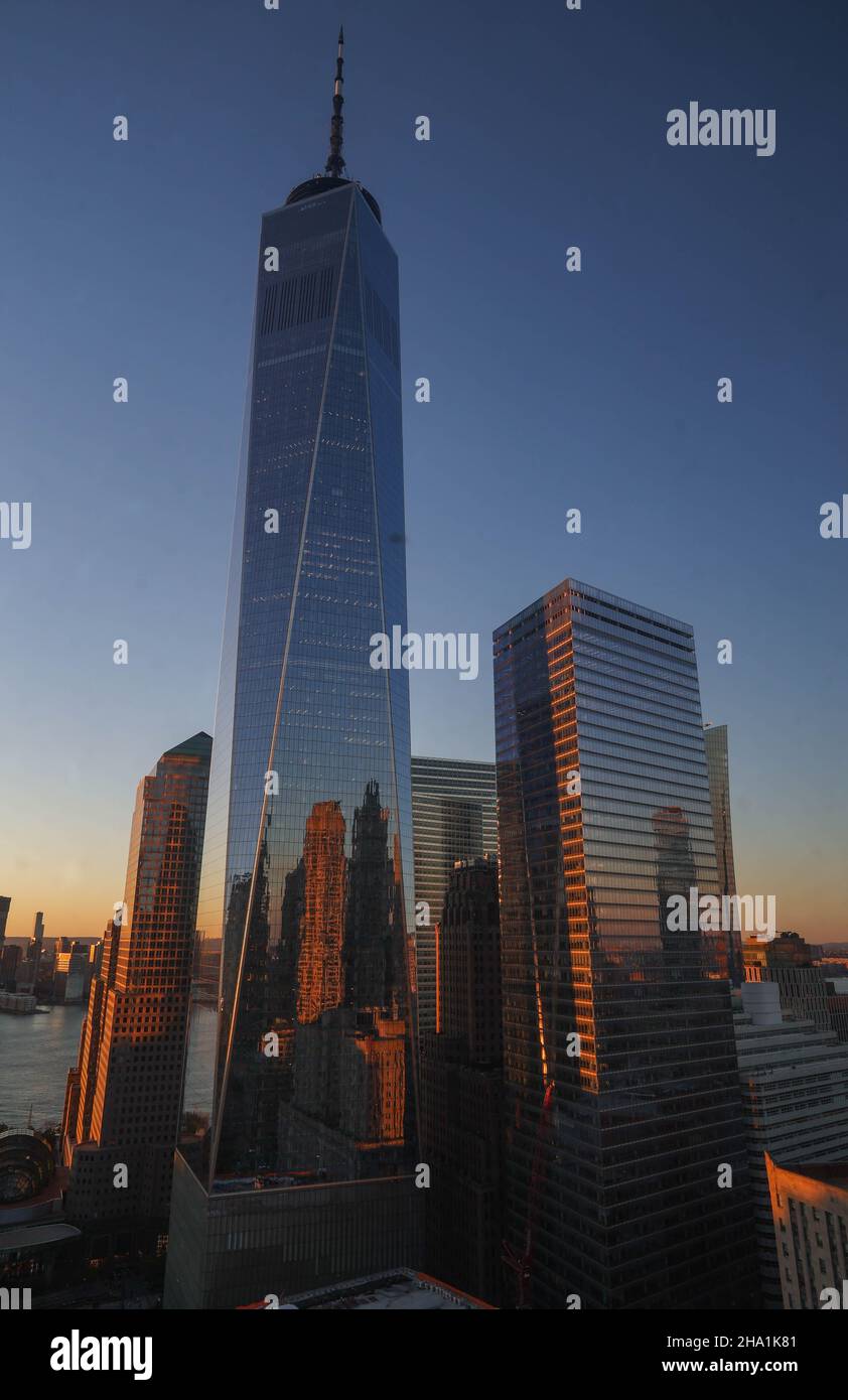 Skyline von Manhattan in der Dämmerung Stockfoto