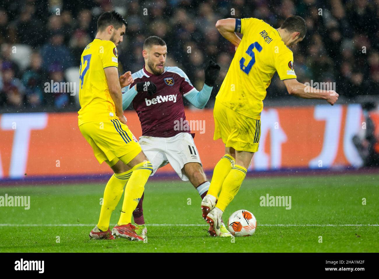 LONDON, GBR. DEZ 9th Nikola Vlasic von West Ham kontrolliert den Ball während des UEFA Europa League-Spiels zwischen West Ham United und Dinamo Zagreb am Donnerstag, den 9th. Dezember 2021 im London Stadium, Stratford. (Kredit: Federico Maranesi | MI Nachrichten) Kredit: MI Nachrichten & Sport /Alamy Live Nachrichten Stockfoto