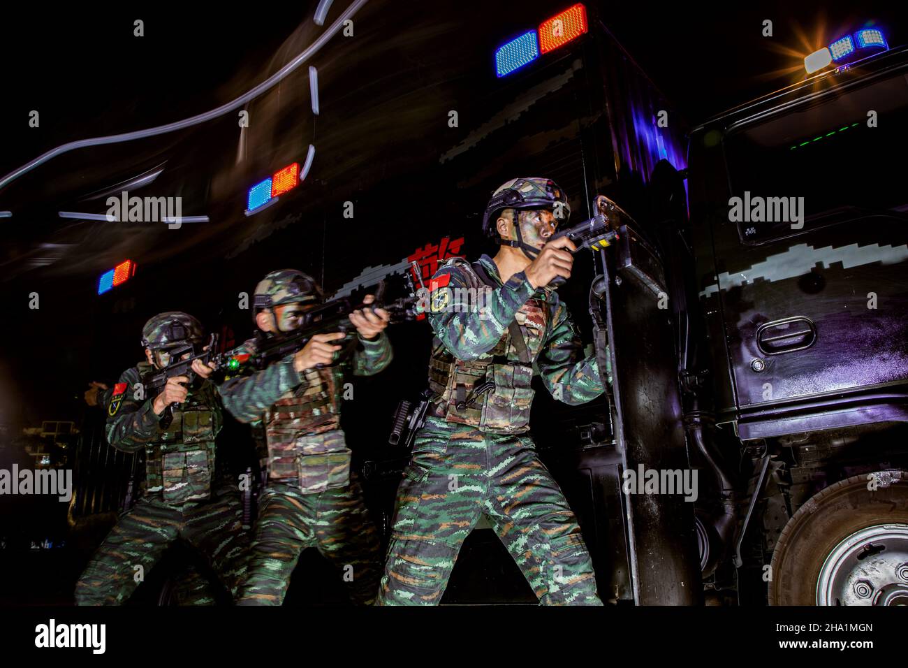 BEHAI, CHINA - 6. DEZEMBER 2021 - Mitglieder von Spezialeinheiten führen nachts in Beihai, dem südchinesischen G, ein umfassendes Anti-Terror-Training durch Stockfoto