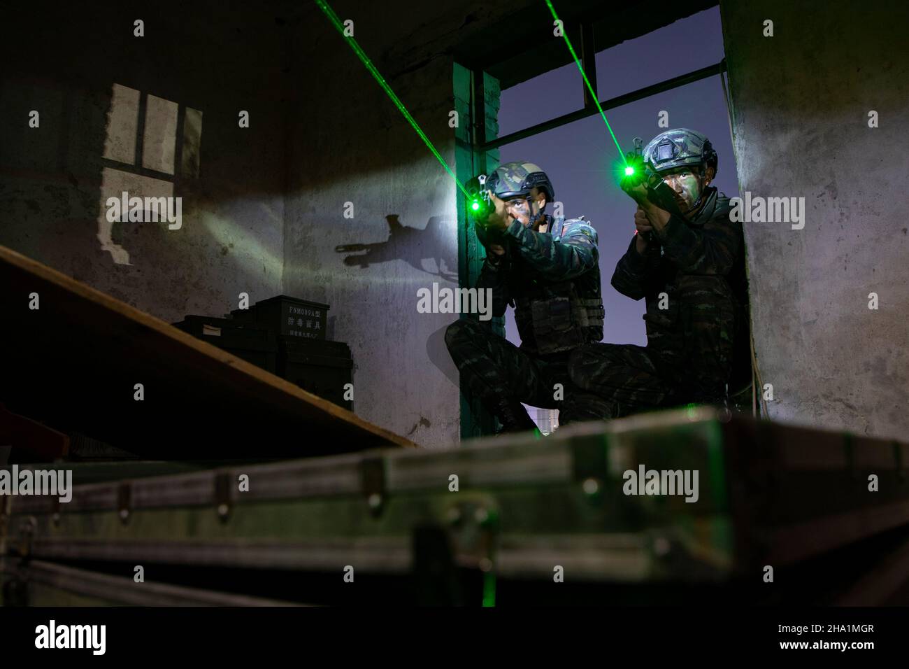 BEHAI, CHINA - 6. DEZEMBER 2021 - Mitglieder von Spezialeinheiten führen nachts in Beihai, dem südchinesischen G, ein umfassendes Anti-Terror-Training durch Stockfoto