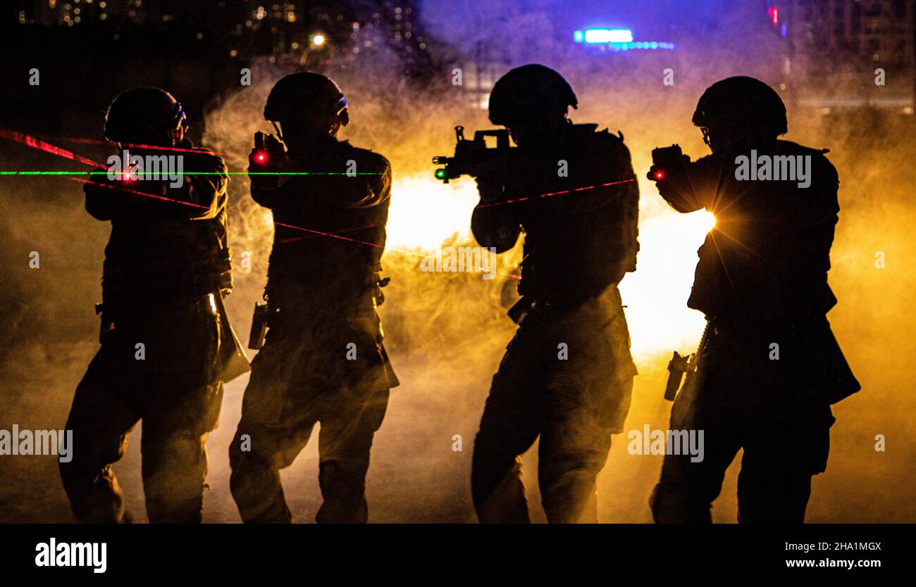 BEHAI, CHINA - 6. DEZEMBER 2021 - Mitglieder von Spezialeinheiten führen nachts in Beihai, dem südchinesischen G, ein umfassendes Anti-Terror-Training durch Stockfoto