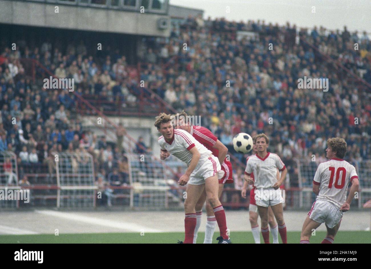 Kraków 25.09.1985. Mecz 1/16 Pucharu Polski Cracovia - Widzew £ódŸ. Spotkanie wygra³ Widzew 2:1 (1:0). wb PAP/Jerzy Ochoñski Krakau, 25. September 1985. Ein Cracovia Cracow-Widzew Lodz Polens Pokalspiel im Finale 1/16. Widzew gewann das Spiel 2:1 (1:0). wb PAP/Jerzy Ochonski Stockfoto