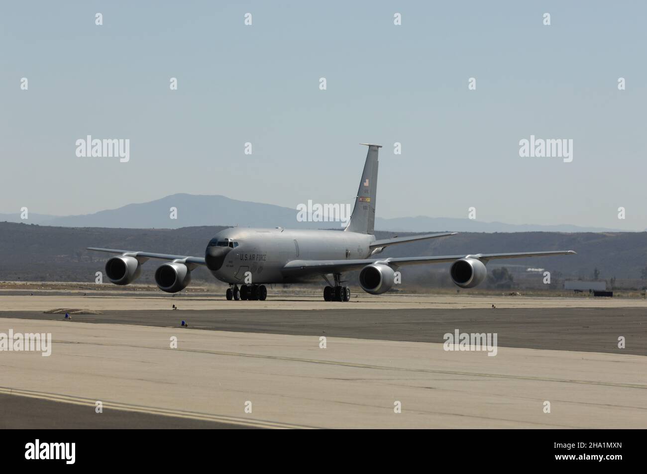 Tankertaxis der United States Air Force KC-135R nach der Landung bei MCAS Miramar in San Diego, Kalifornien Stockfoto