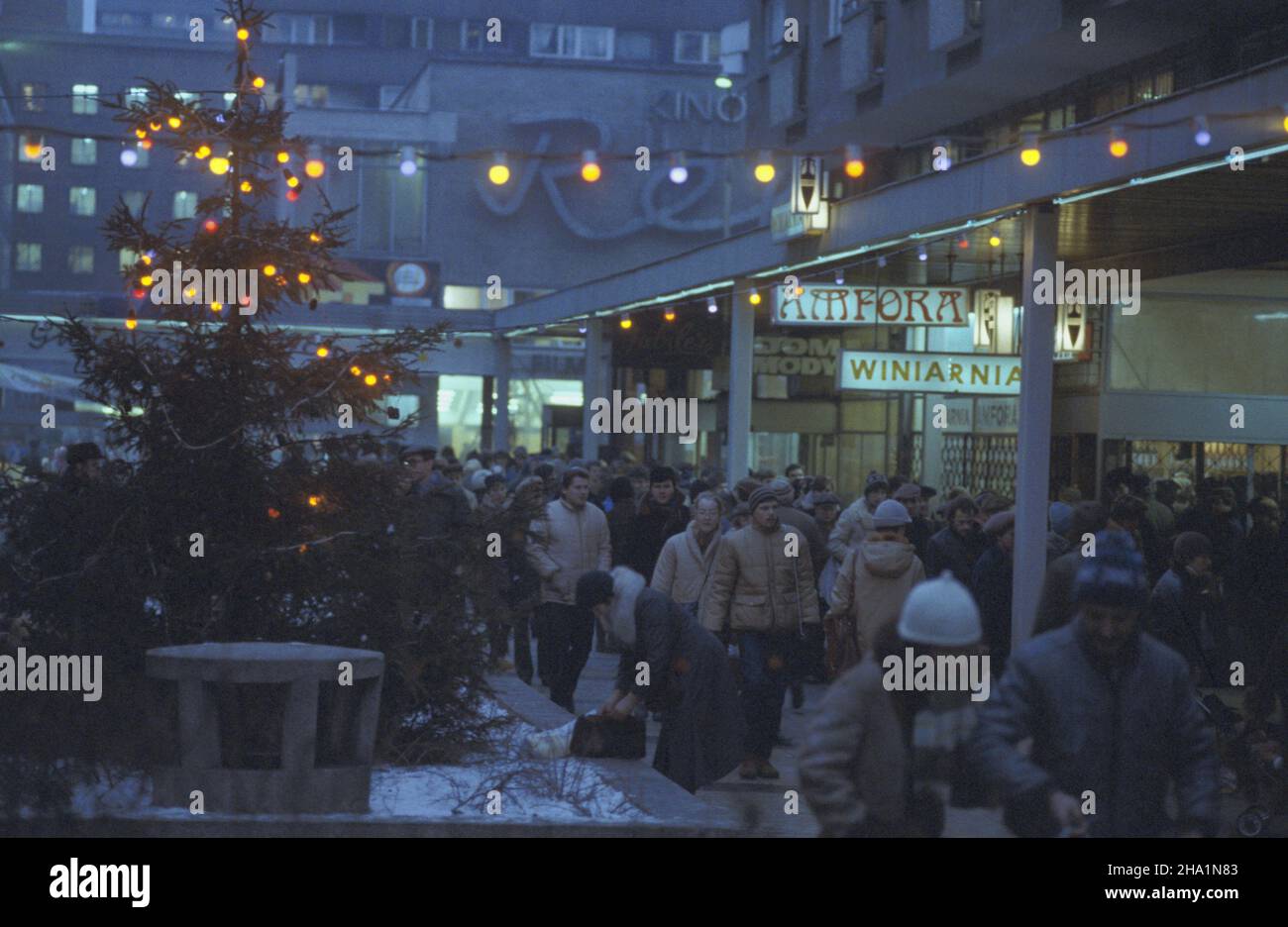 Warszawa 12,1984. Pasa¿ Œródmiejski przed Œwiêtami Bo¿Ego Narodzenia. Po prawej winiarnia Amfora, w g³êbi ul. Kniewskiego i kino Relax. ka PAP/Jan Morek Dok³adny dzieñ wydarzenia nieustalony. Warschau, Dezember 1984. Die Einkaufspassage im Stadtzentrum vor Weihnachten. Rechts die Weinhandlung Amfora, im Hintergrund die Kniewskiego Straße und das Relax-Kino. ka PAP/Jan Morek Veranstaltungstag unbekannt Stockfoto