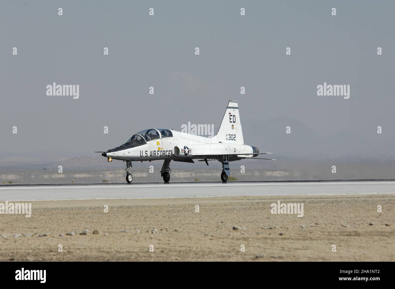 US Air Force T-38 Taxis nach der Landung auf der Edwards Air Force Base in Kalifornien. Stockfoto