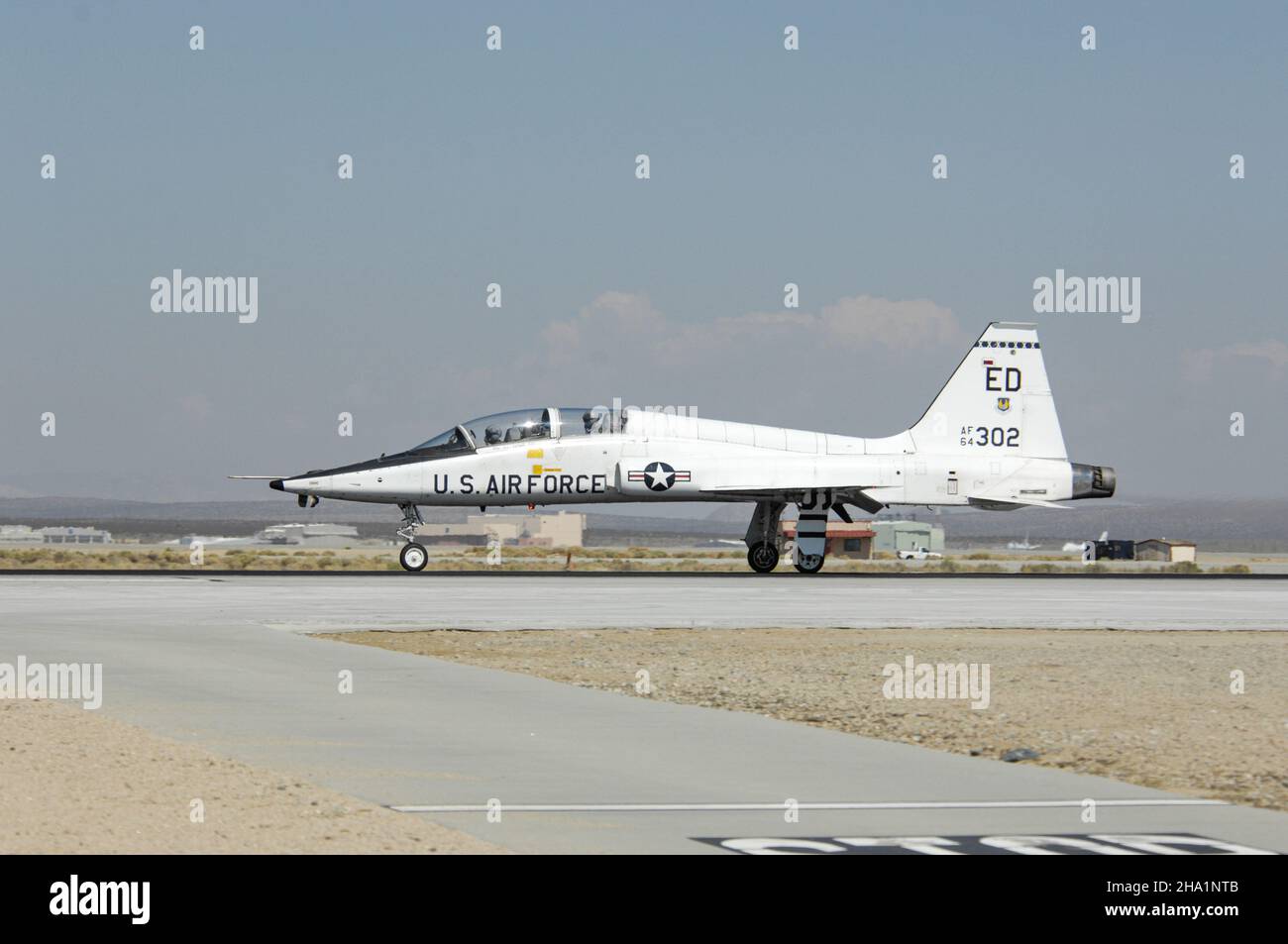 US Air Force T-38 Taxis nach der Landung auf der Edwards Air Force Base in Kalifornien. Stockfoto