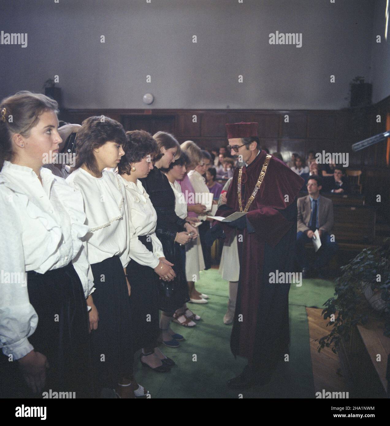 Warszawa 02.10.1984. Inauguracja roku akademickiego na Uniwersytecie Warszawskim. NZ. prorektor profesor Stanis³aw Ka³u¿yñski wrêcza indeksy studentom i roku. ka PAP/Tomasz Pra¿mowski Warschau 02. Oktober 1984. Die Eröffnung des akademischen Jahres an der Universität Warschau. Im Bild: Die Schülerbücher werden von Prorektor Stanislaw Kaluzynski an die Juniorstudenten übergeben. ka PAP/Tomasz Prazmowski Stockfoto