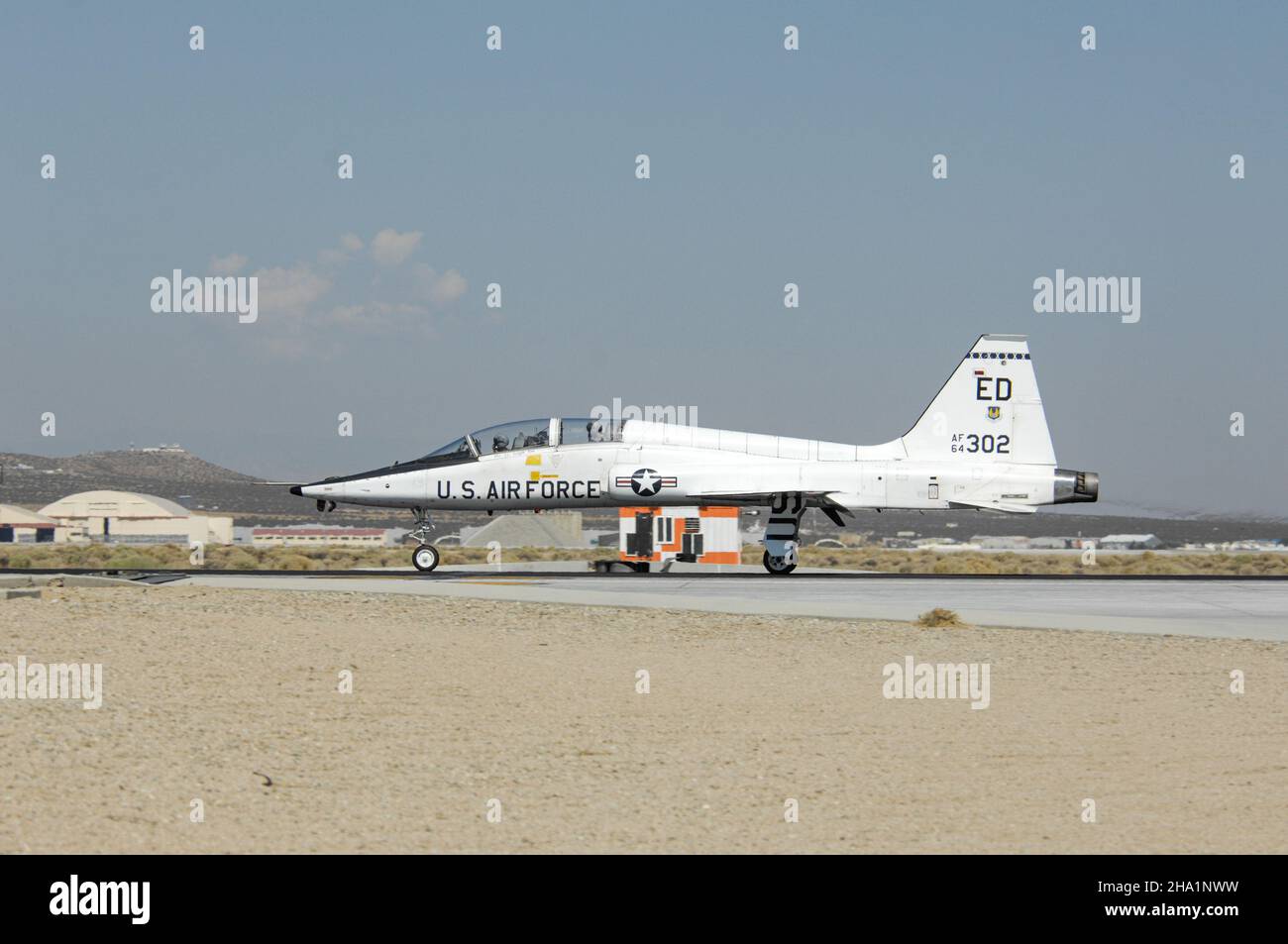 US Air Force T-38 Taxis nach der Landung auf der Edwards Air Force Base in Kalifornien. Stockfoto