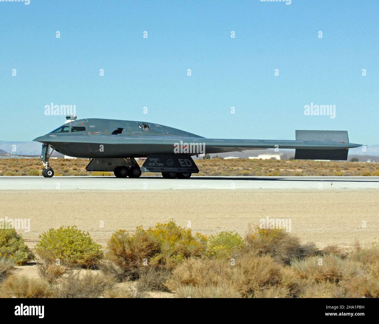 Northrup B-2 Spirit Bomber landet auf der Edwards Air Force Base in der Mojave Wüste in Kalifornien. Stockfoto