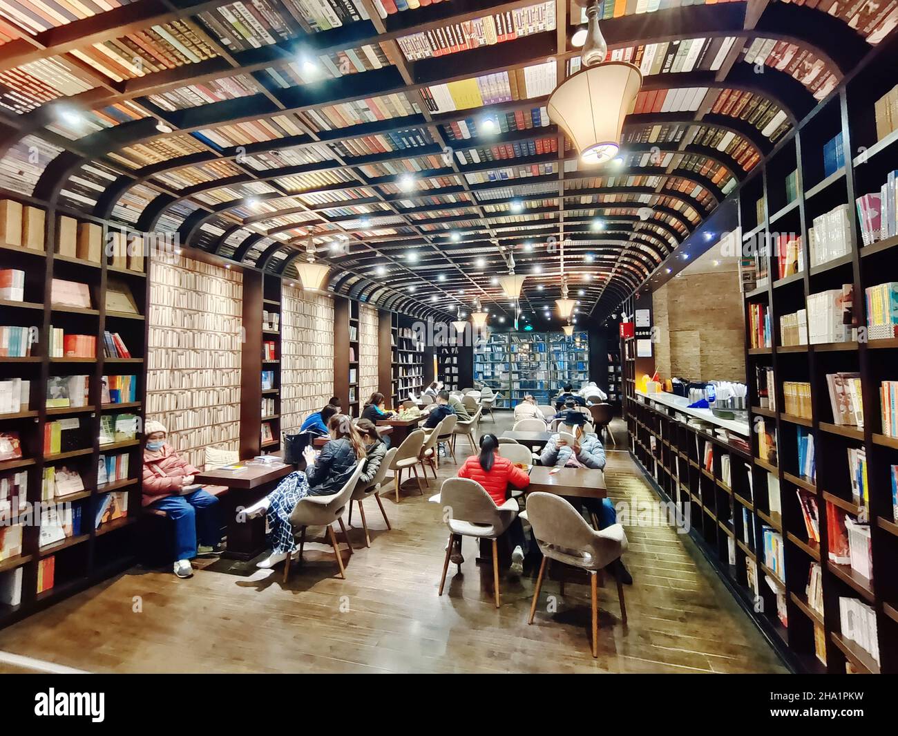 SHANGHAI, CHINA - 28. NOVEMBER 2021 - Ein Blick auf 'Zhongshuge', eine Internet-Buchhandlung von Prominenten, in Shanghai, China, 28. November 2021. Stockfoto