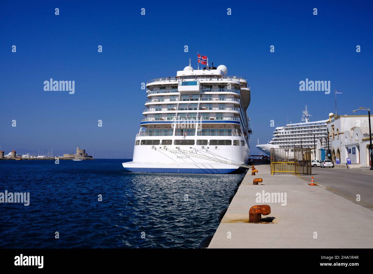 Viking Sky Cruise Ship im Hafen von Rhodos, Griechenland Stockfoto