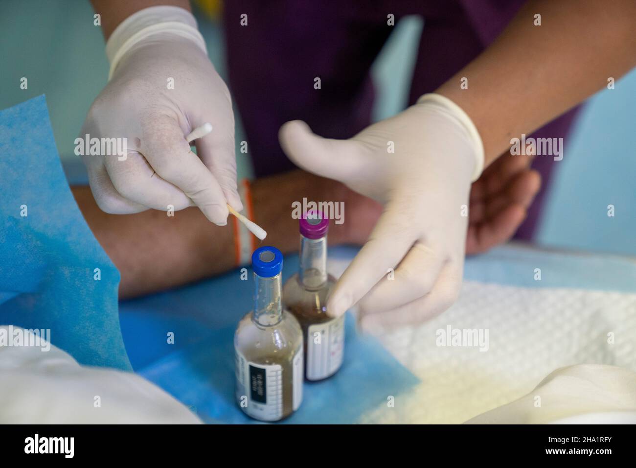 ENSHI, CHINA - 23. JUNI 2020 - Eine Krankenschwester entnimmt Blut aus einer Intensivstation in der Stadt Enshi, Provinz Hubei, China, 23. Juni 2020. Stockfoto