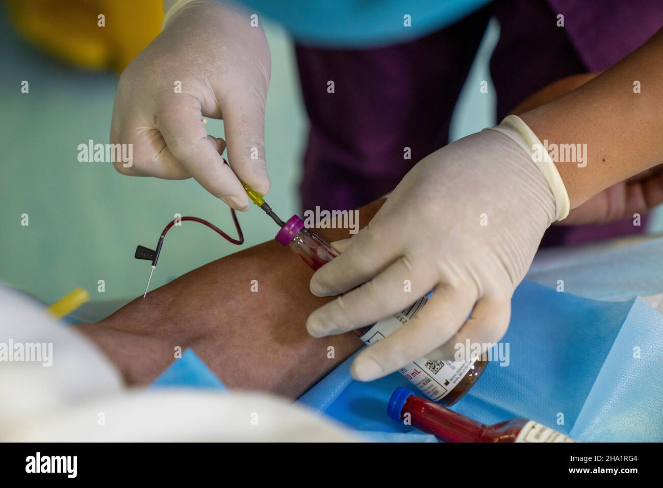ENSHI, CHINA - 23. JUNI 2020 - Eine Krankenschwester entnimmt Blut aus einer Intensivstation in der Stadt Enshi, Provinz Hubei, China, 23. Juni 2020. Stockfoto