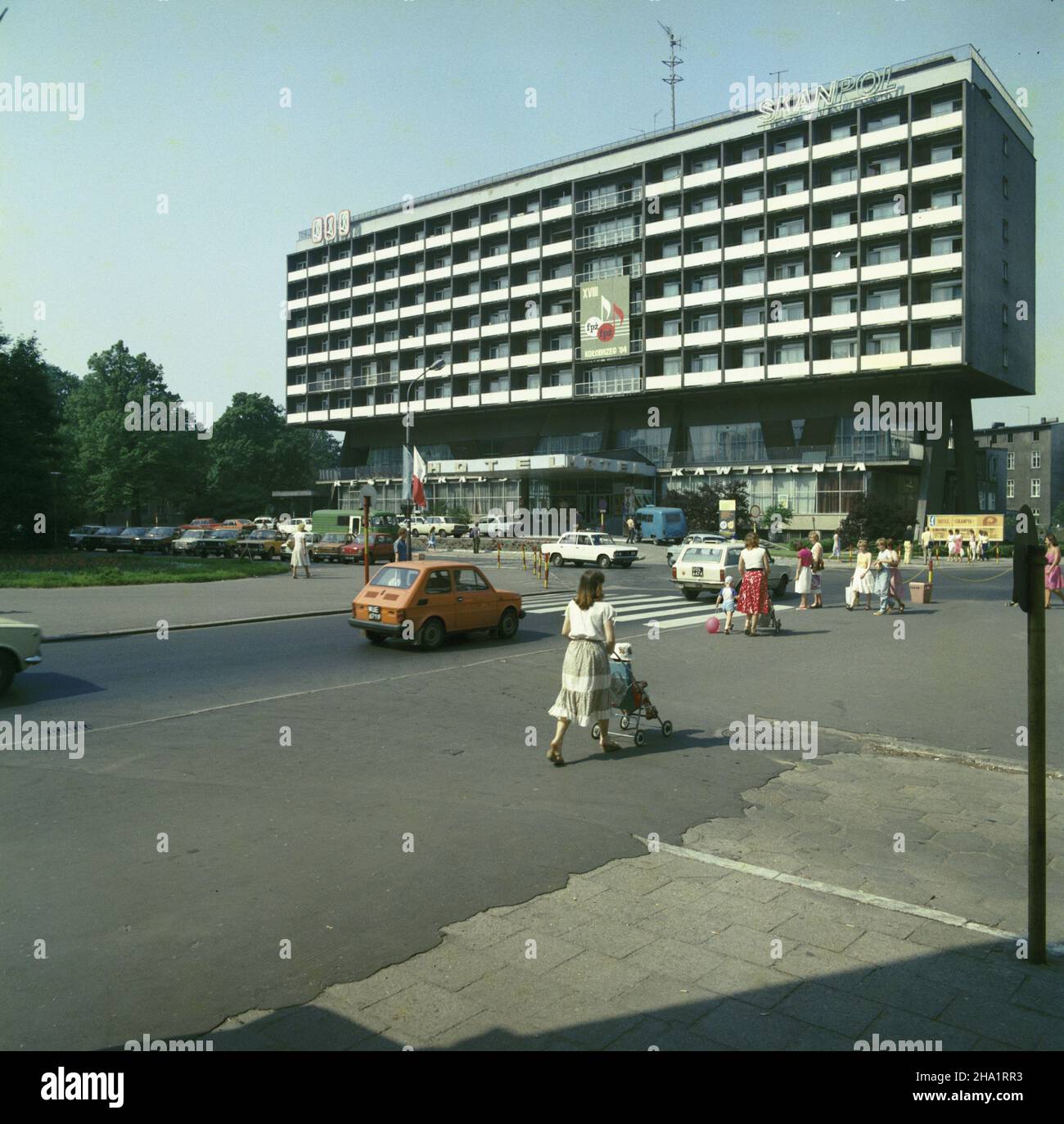 Ko³obrzeg 07,1984. Hotel Skanpol przy ulicy Dworcowej. js PAP/Tomasz Pra¿mowski Dok³adny dzieñ wydarzenia nieustalony. Kolobrzeg Juli 1984. Das Skanpol Hotel in der Dworcowa Straße. js PAP/Tomasz Prazmowski Veranstaltungsdatum unbekannt. Stockfoto