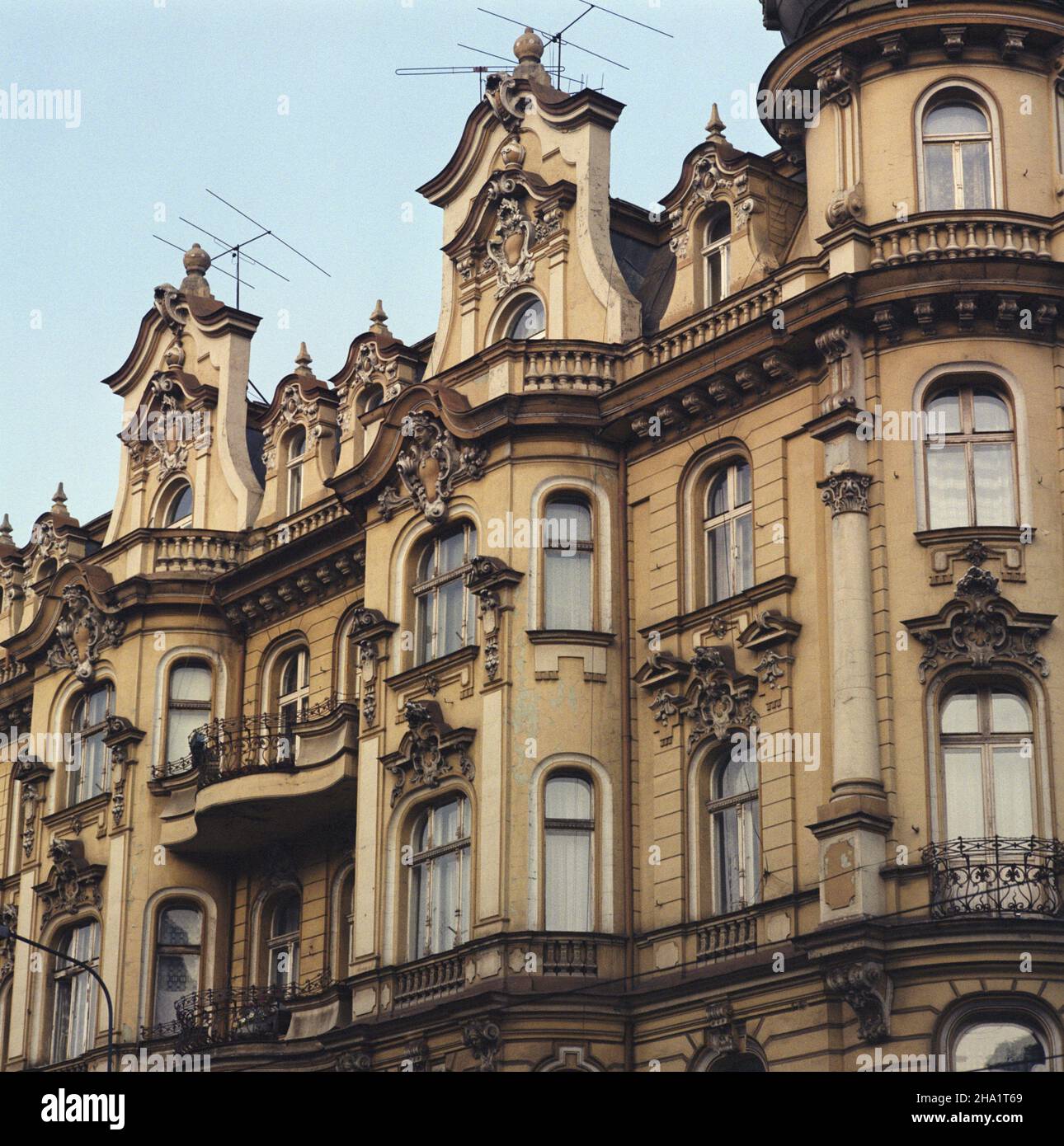 Bydgoszcz 07,1984. Wielkomiejska czynszowo-handlowa kamienica z 1896 roku przy placu Wolnoœci 1, wybudowana na zlecenie Ernsta Wolffa wed³ug projectu architekta Józefa Œwiêcickiego, w stylu neokowym. js PAP/Wojciech Kryñski Dok³adny dzieñ wydarzenia nieustalony. Bydgoszcz Juli 1984. Das 1896 erbaute Gemeindehaus mit Geschäften im Erdgeschoss am Wolnosci-Platz 1 wurde von Ernst Wolff in Auftrag gegeben und vom Architekten Jozef Swiecicki im neobarocken Stil entworfen. js PAP/Wojciech Krynski genaues Datum unbekannt. Stockfoto