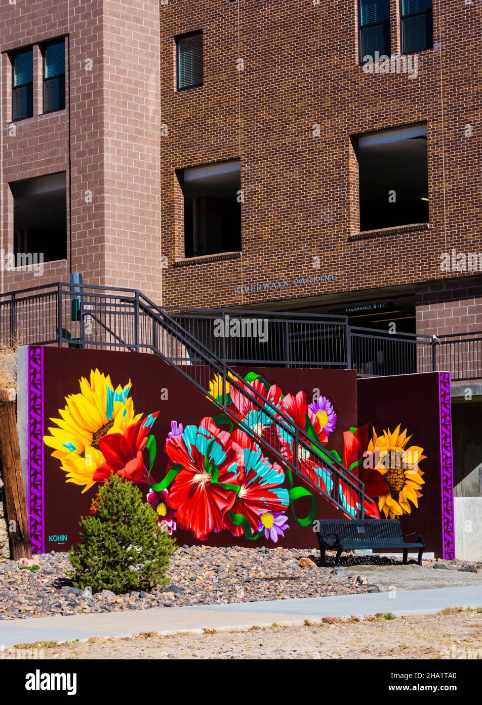 Bunte Blumen von Wandgemälden im Freien, die vom Künstler Dan Toro auf einer Treppe in der Nähe des Parkplatzes am River Walk in der Innenstadt von Castle Rock Colorado USA geschaffen wurden. Stockfoto