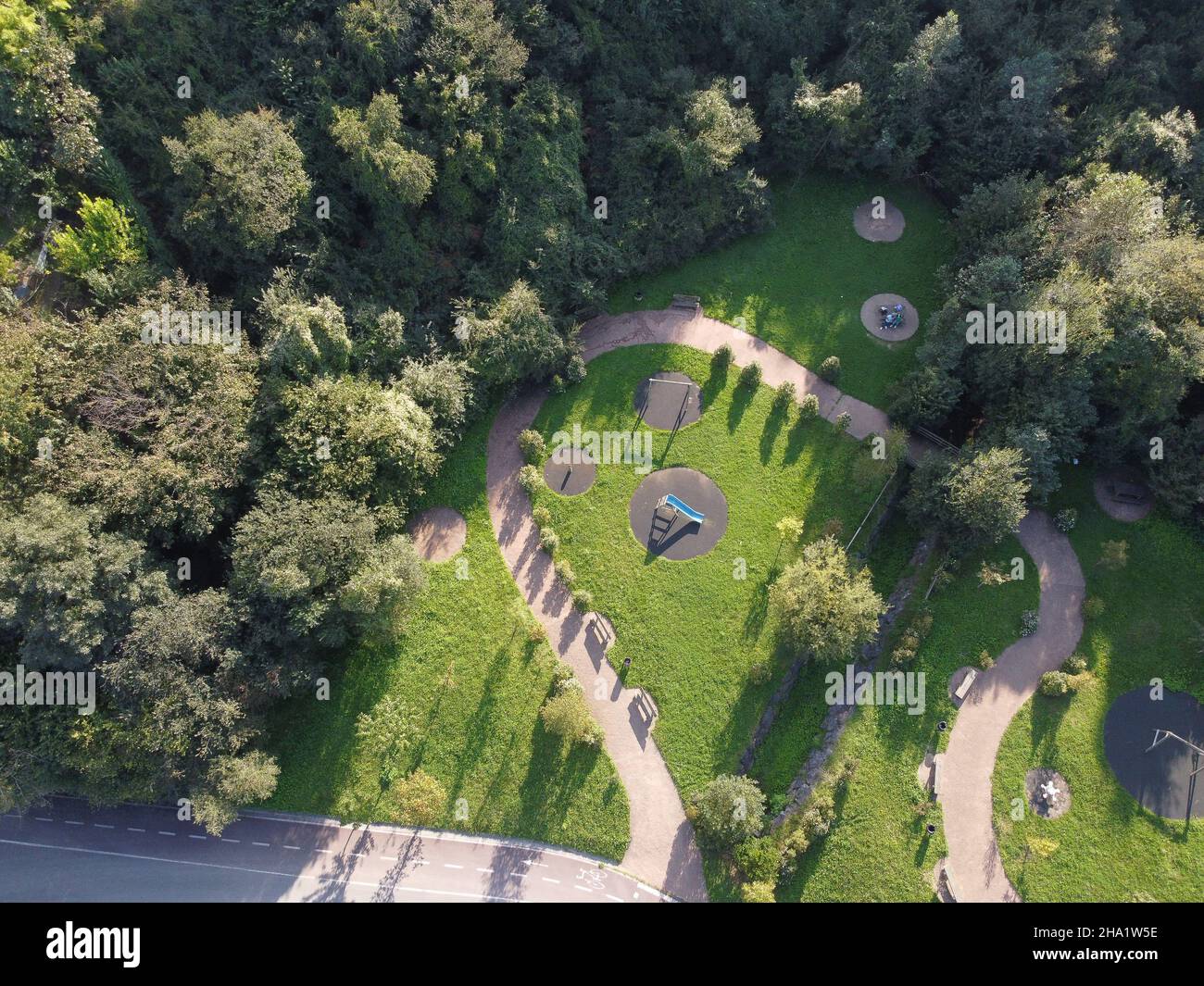 Eine Luftaufnahme eines großen Fleckens von frisch geschnittenem, gesundem, grünem Gras. Stockfoto