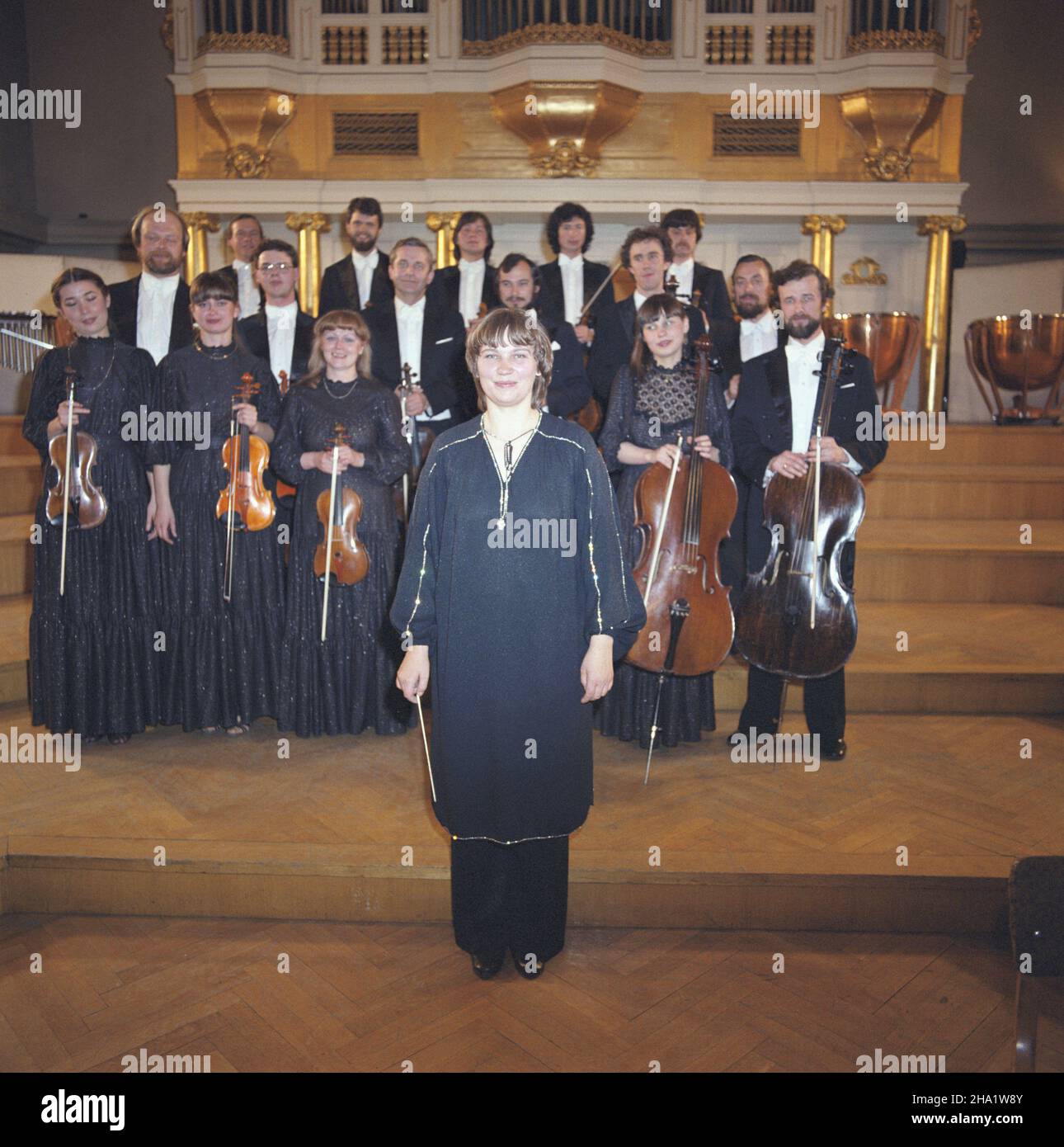 Poznañ 06,1984. Polska dyrygentka i za³o¿ycielka orkiestry kameralnej (od 1977 r. etatowy zespó³ Polskiego Radia i Telewizji) Agnieszka Duczmal. NZ. zespó³ w Auli Uniwersytetu im. Adama Mickiewicza, wykorzystywanej jako sala koncertowa Filharmonii Poznañskiej, m.in. Kontrabasista Józef Jaroszewski, m¹¿ Agnieszki Duczmal (2P), wiolonczelista Zygmunt Zieliñski (1P), wiolonczelista Eugeniusz Zboralski (4P). js PAP/Tomasz Prustyalzenia¿darmowski Dok³adny dzieñ. Posen Juni 1984. Agnieszka Duczmal, polnischer Dirigent und Gründer eines Kammerorchesters (das hauptzeitliche Orchester von Stockfoto