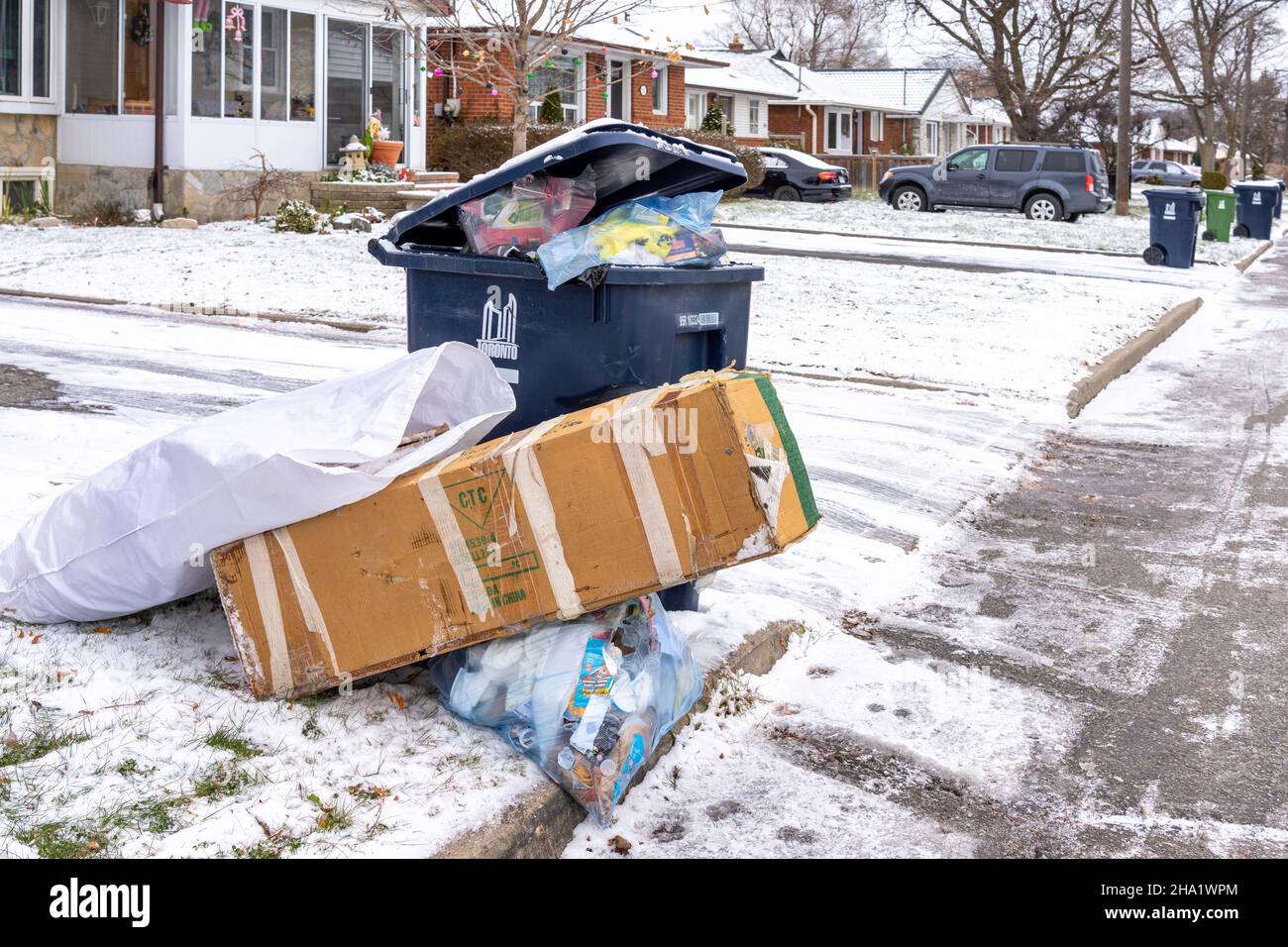 Zu viel recycelbarer Müll in Toronto Stockfoto